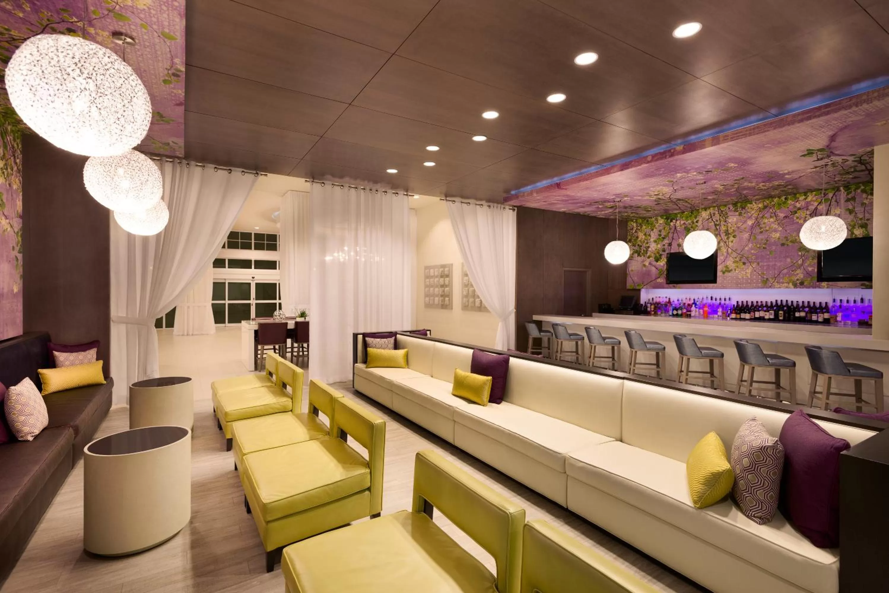 Lounge or bar in Wyndham Grand Jupiter at Harbourside Place