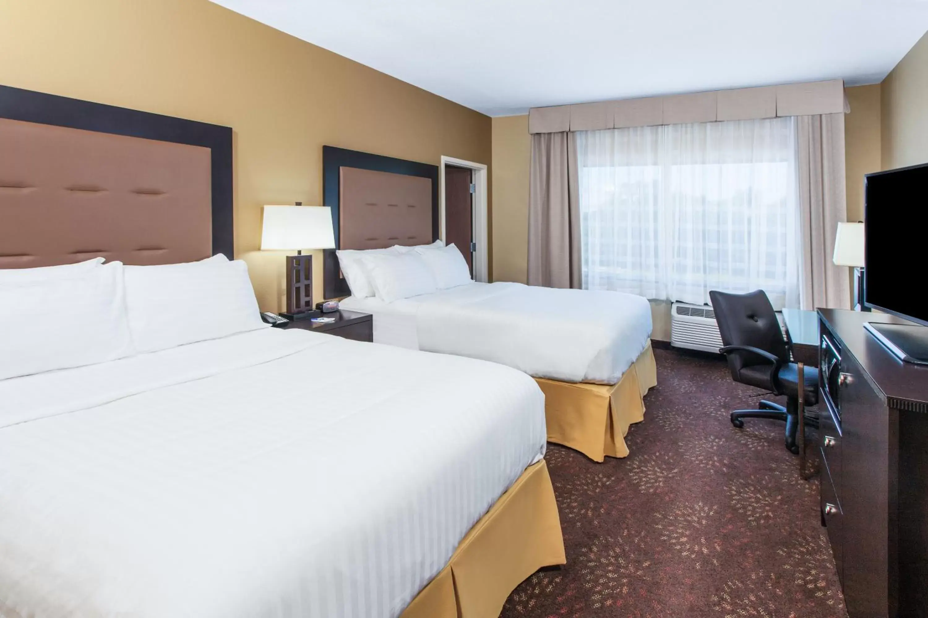 Bedroom, Bed in Holiday Inn Express & Suites Sandusky, an IHG Hotel