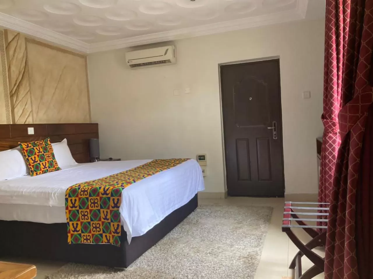 Bedroom, Bed in Airport West Hotel