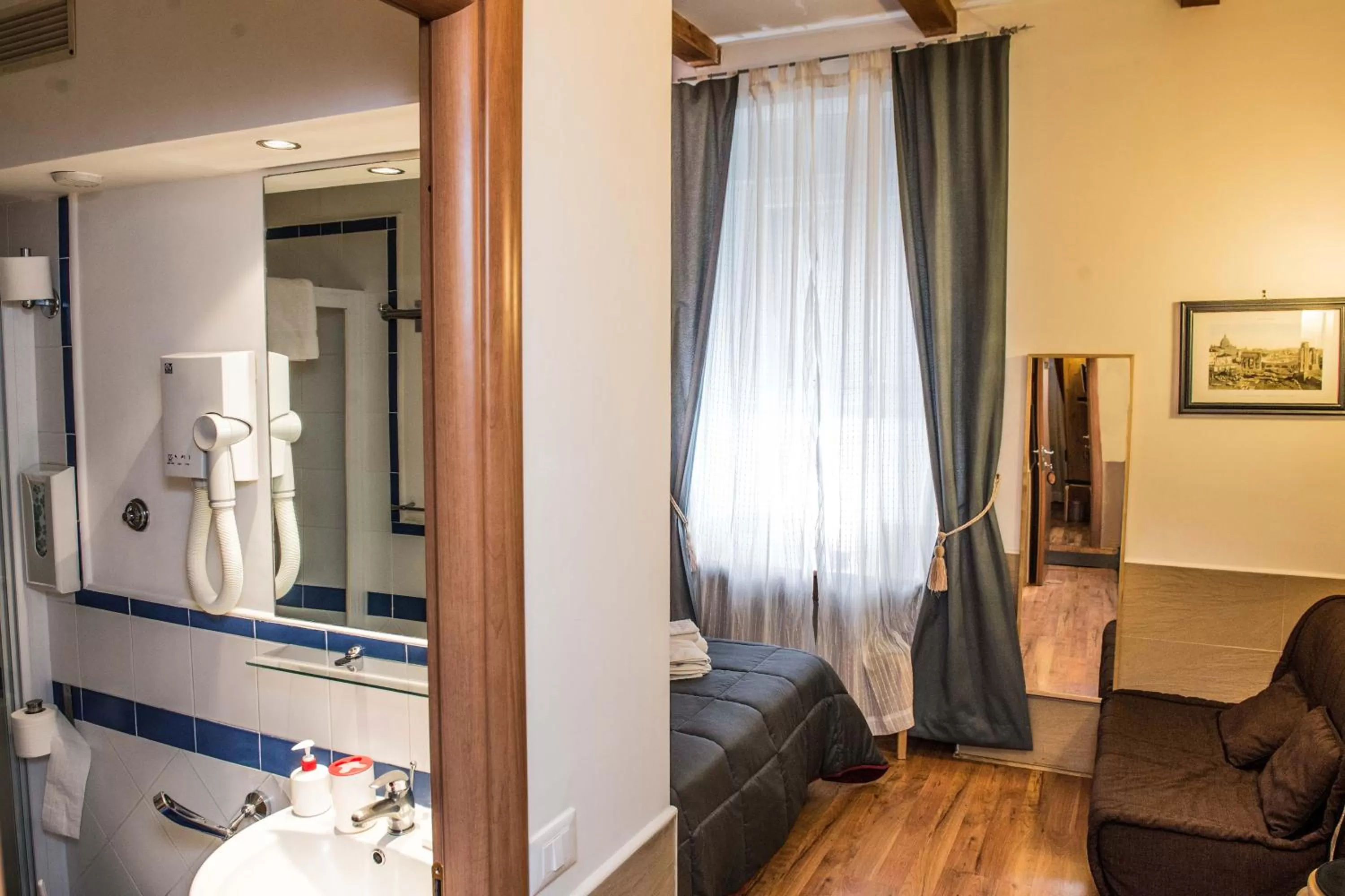 Photo of the whole room in San Peter Rome B&B