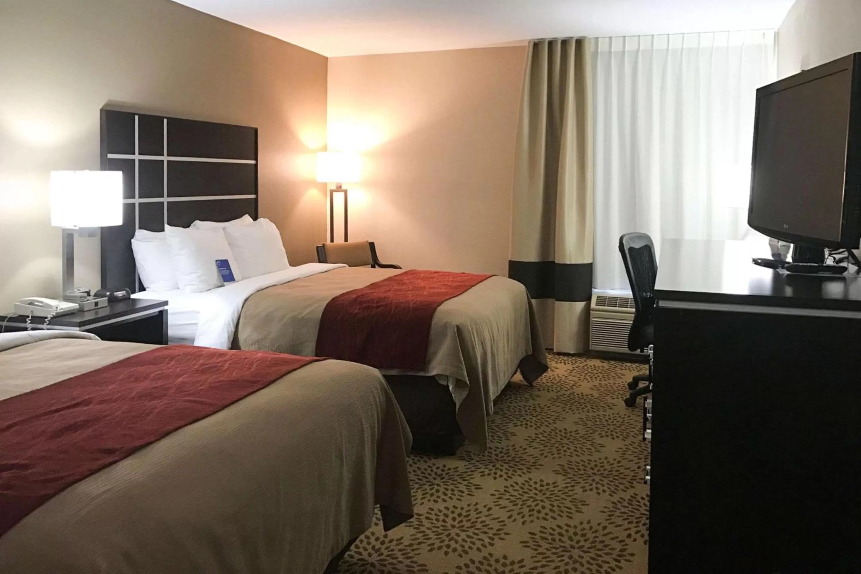 Photo of the whole room, Bed in Comfort Inn North of Asheville