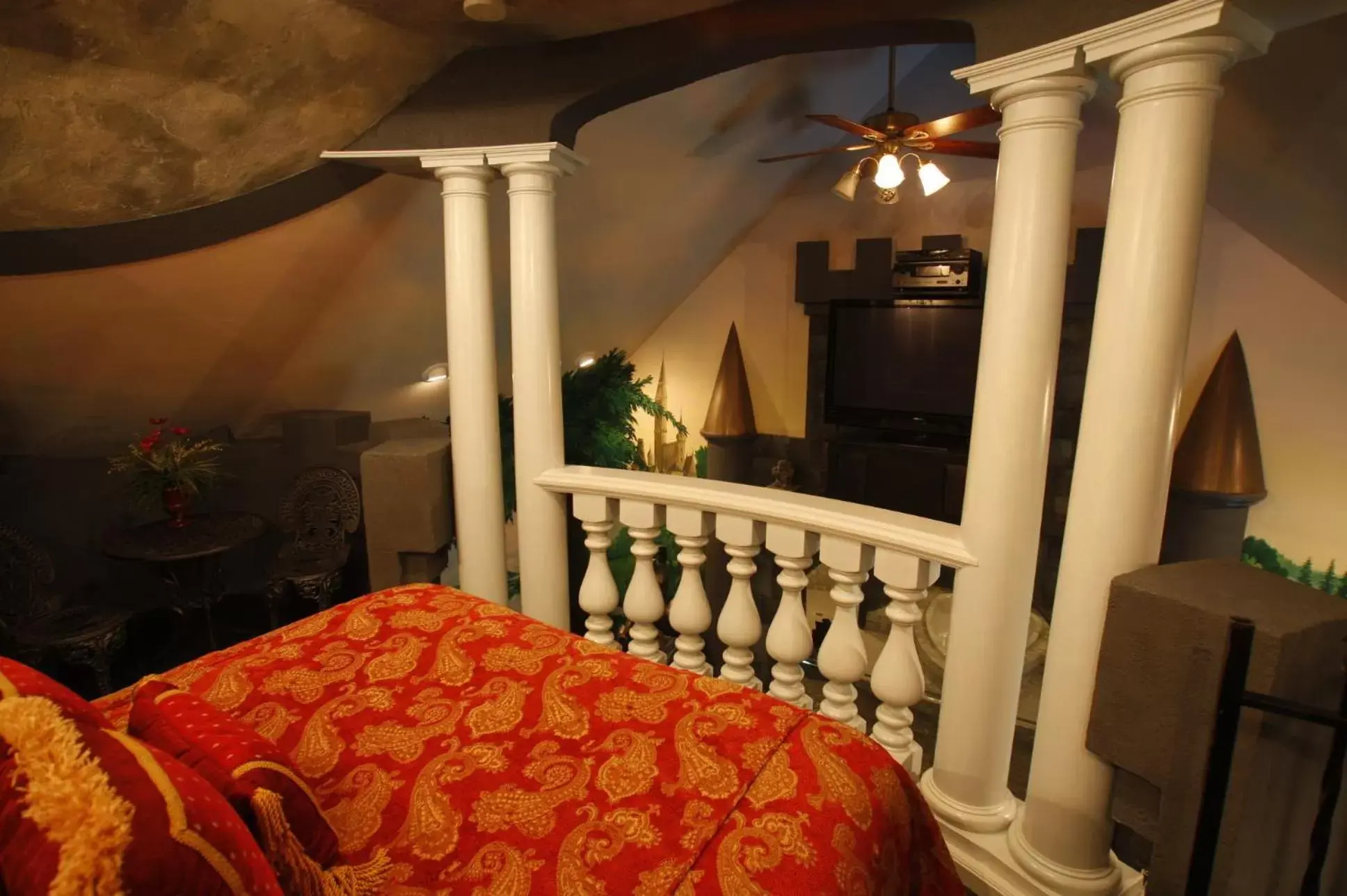 Bed in Black Swan Inn Luxurious Theme Rooms