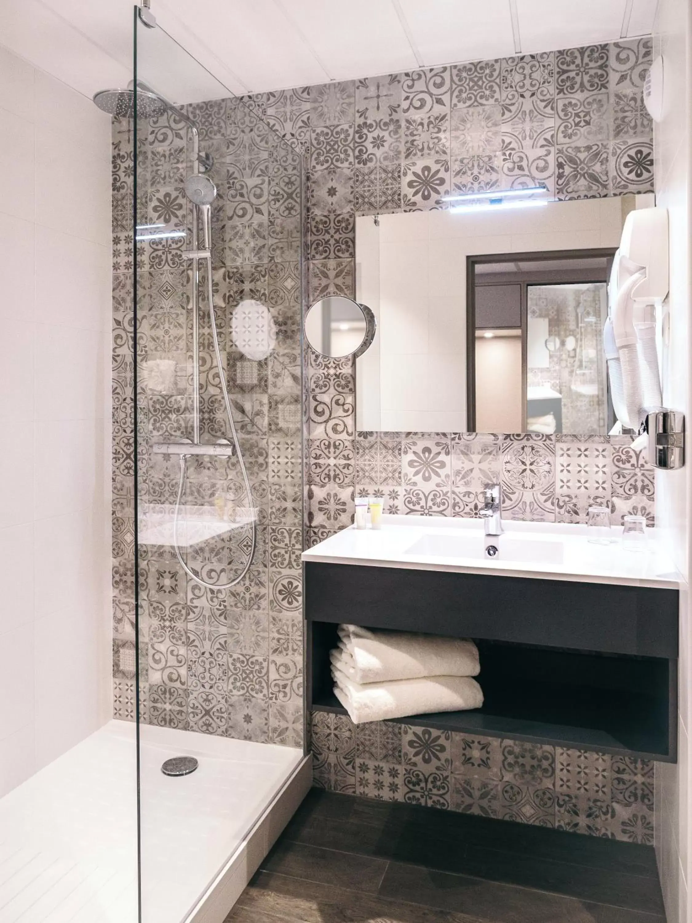 Shower, Bathroom in Alliance Pornic Hôtel Thalasso & Spa