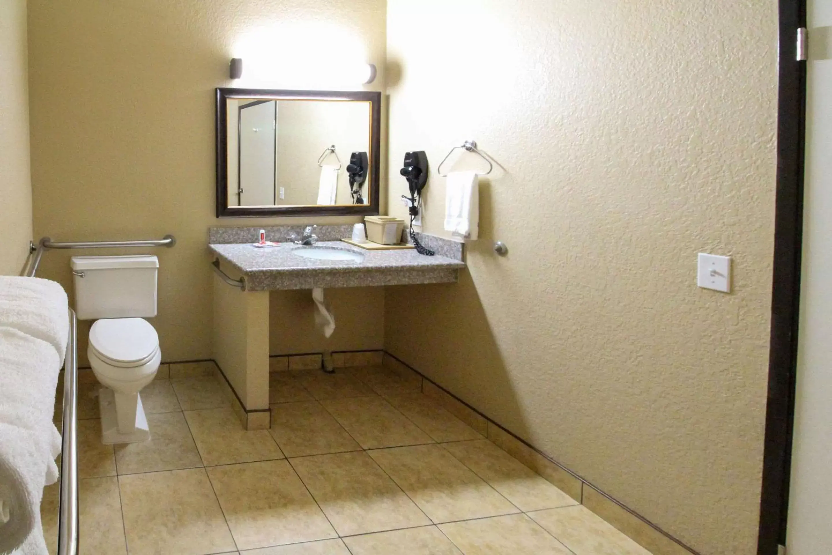 Bathroom in Econo Lodge Inn & Suites Fallbrook Downtown