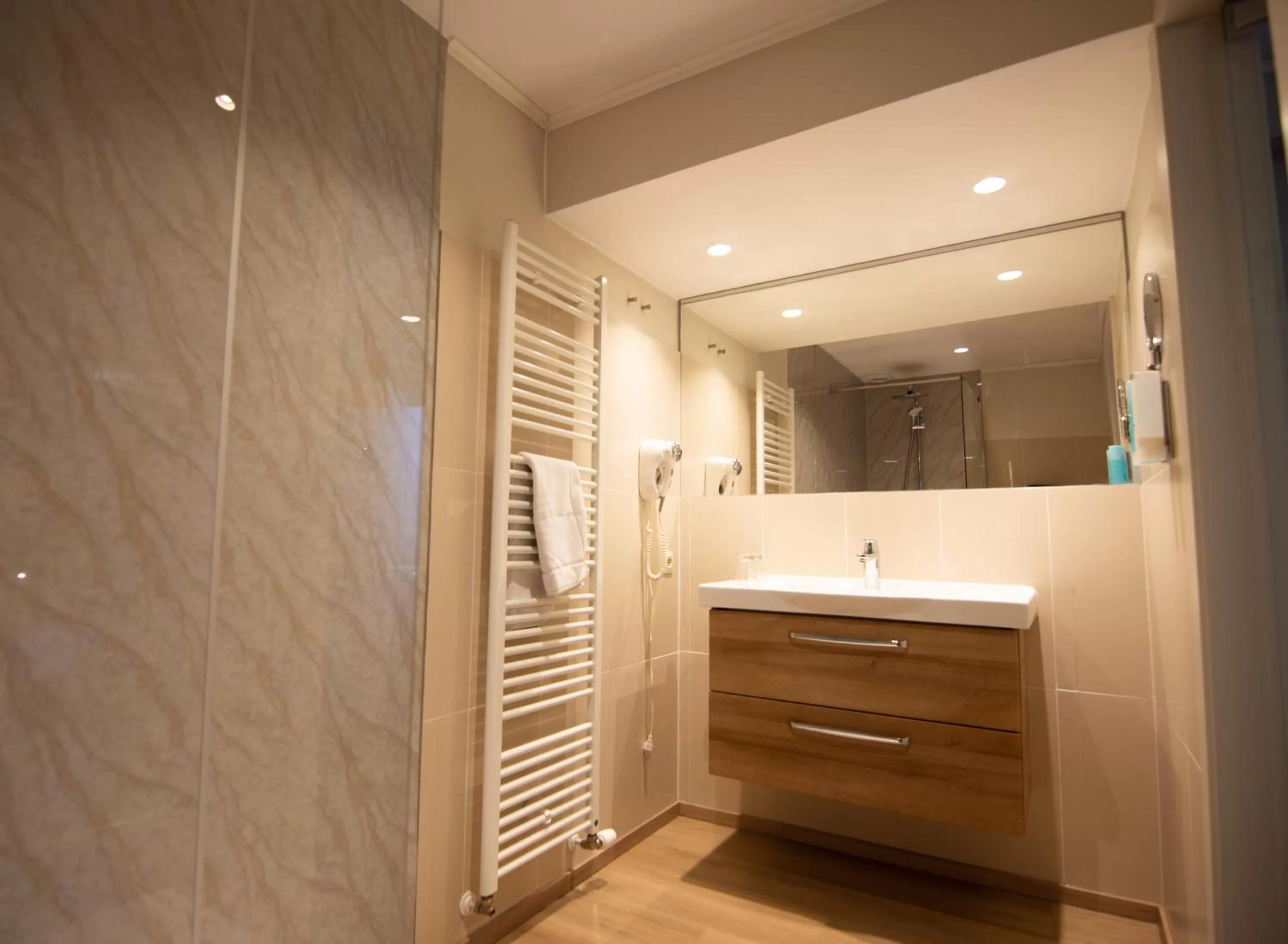 Shower, Bathroom in Hotel De Klok