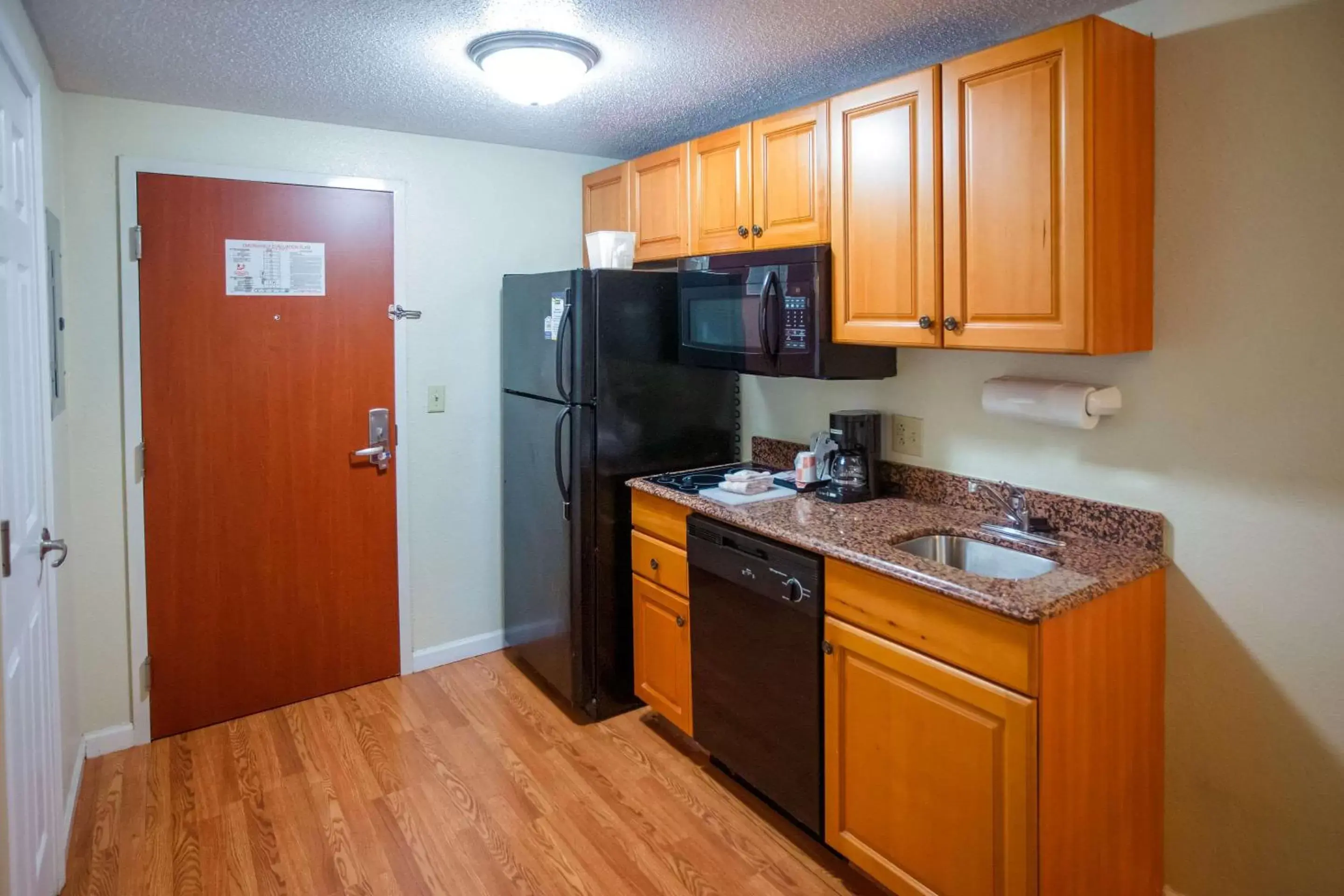 Bedroom, Kitchen/Kitchenette in MainStay Suites Knoxville North I-75