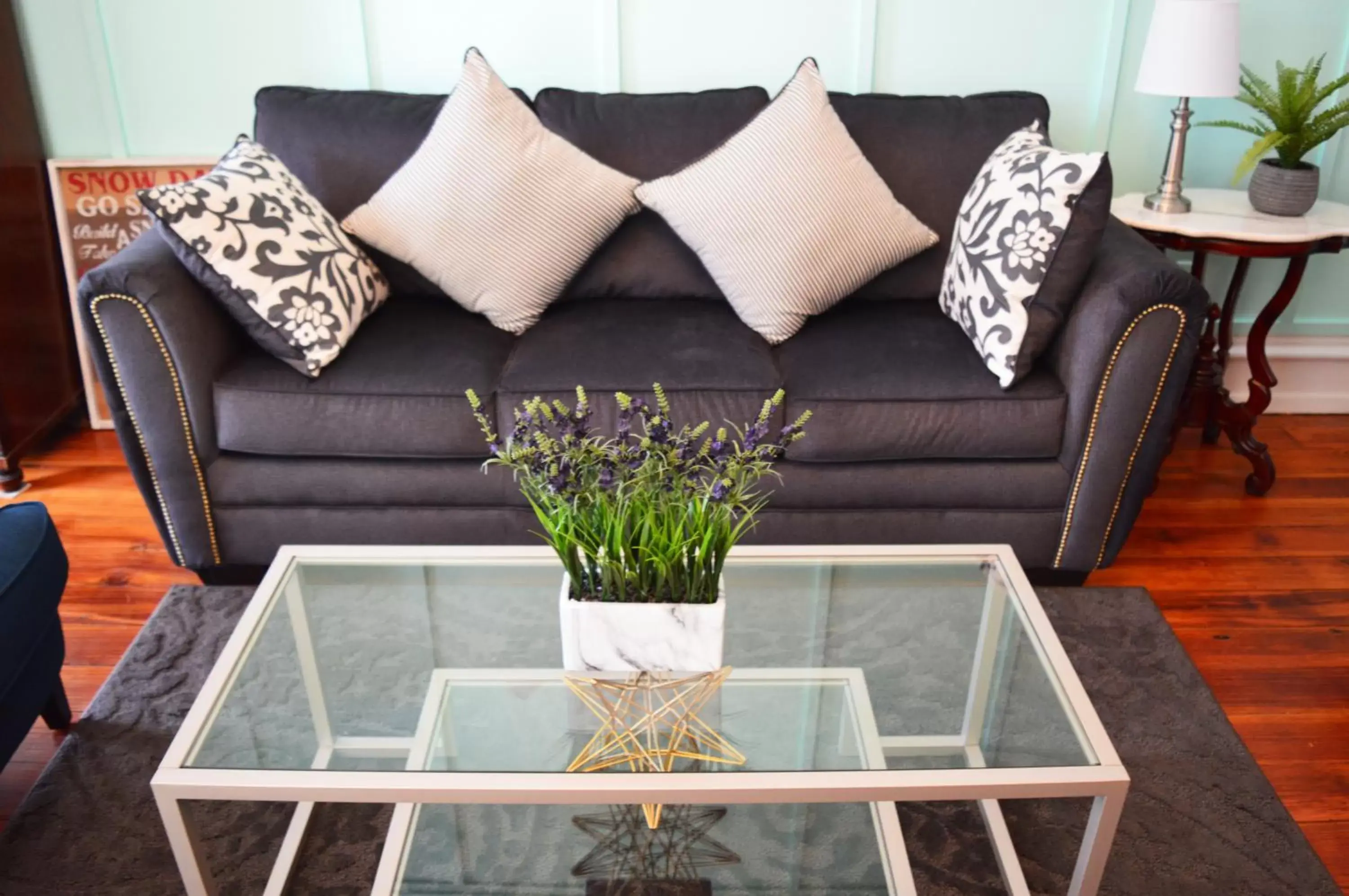 Living room, Seating Area in Mountain View Suites