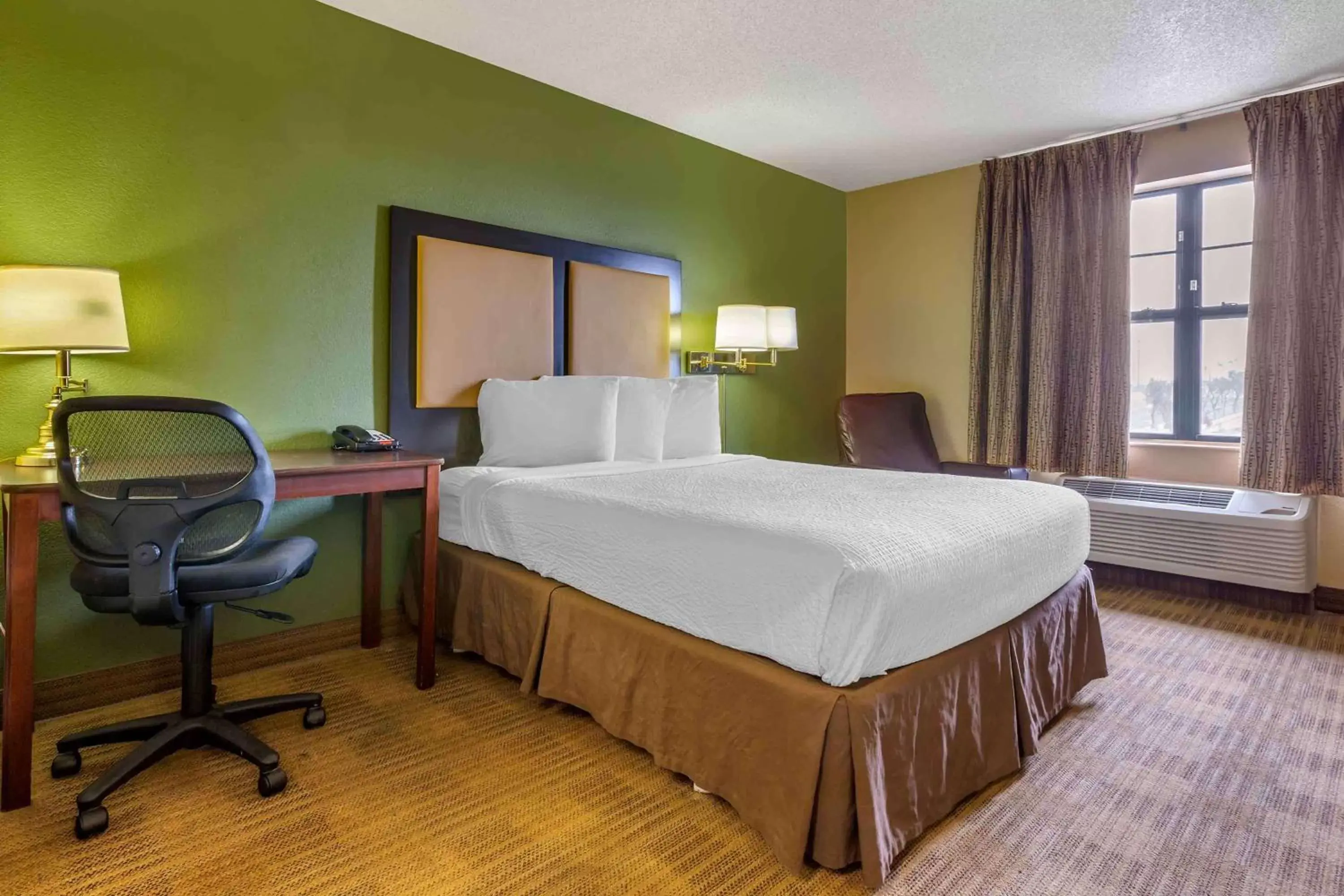 Bedroom, Bed in Extended Stay America Suites - Phoenix - Deer Valley