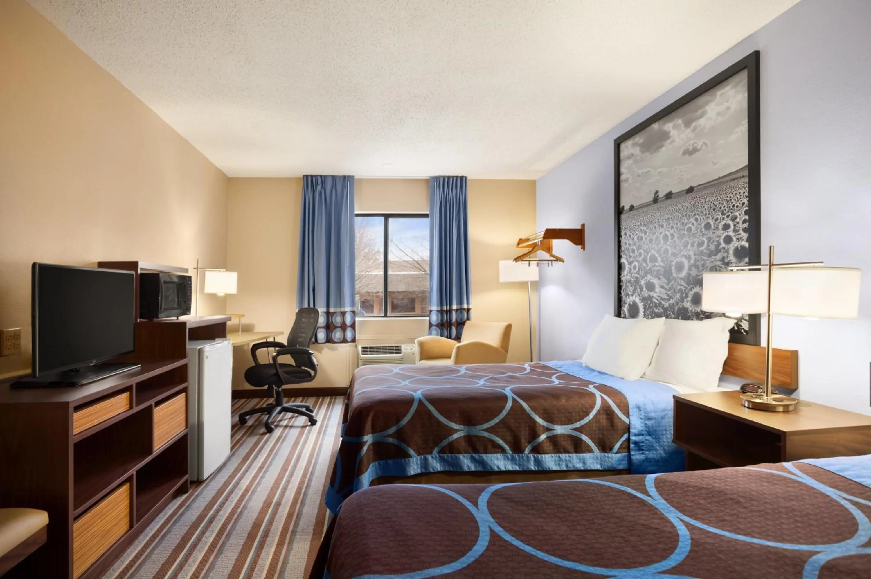 Photo of the whole room, Bed in Super 8 by Wyndham Pittsburg KS