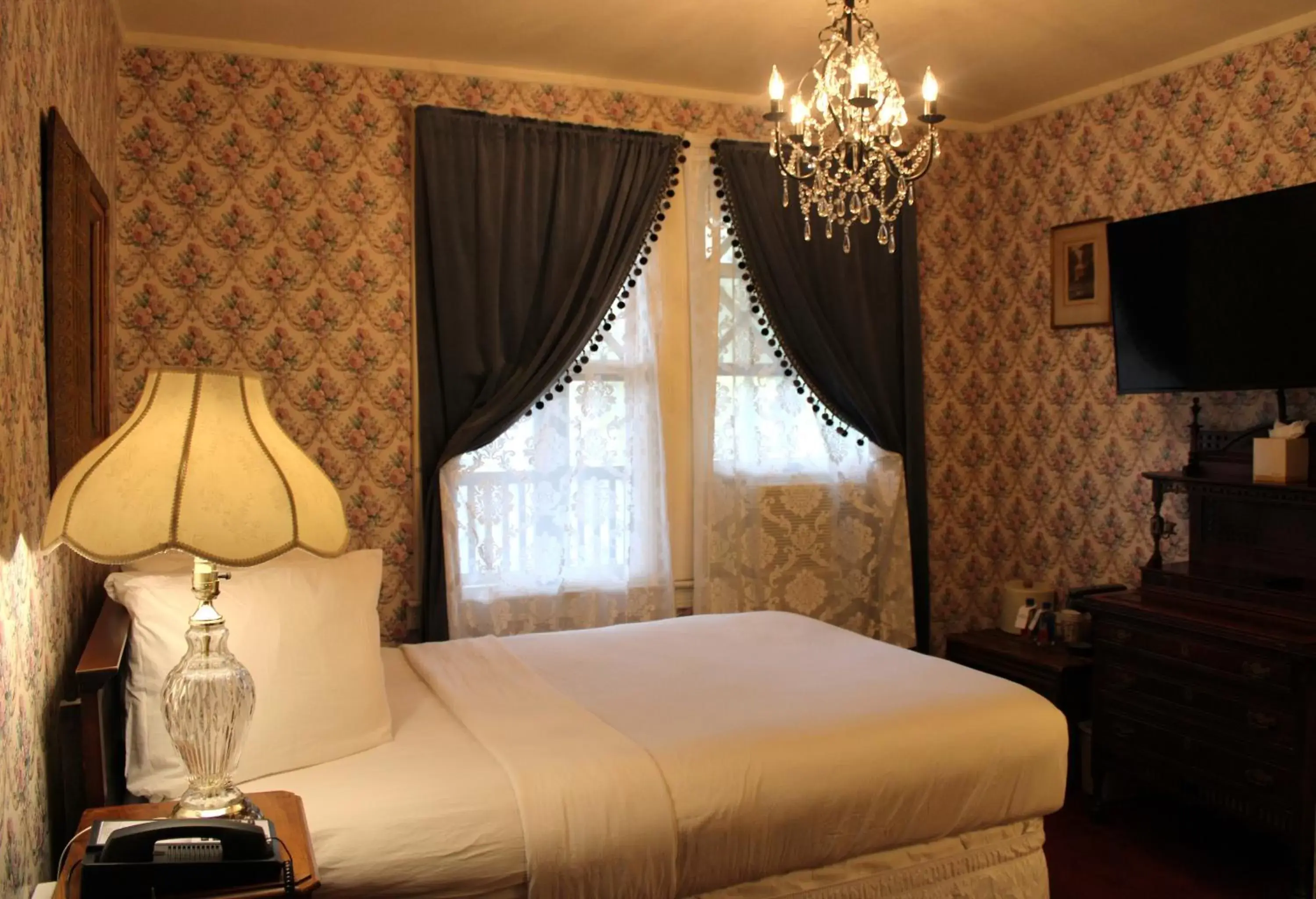 Photo of the whole room, Bed in Copper Queen Hotel