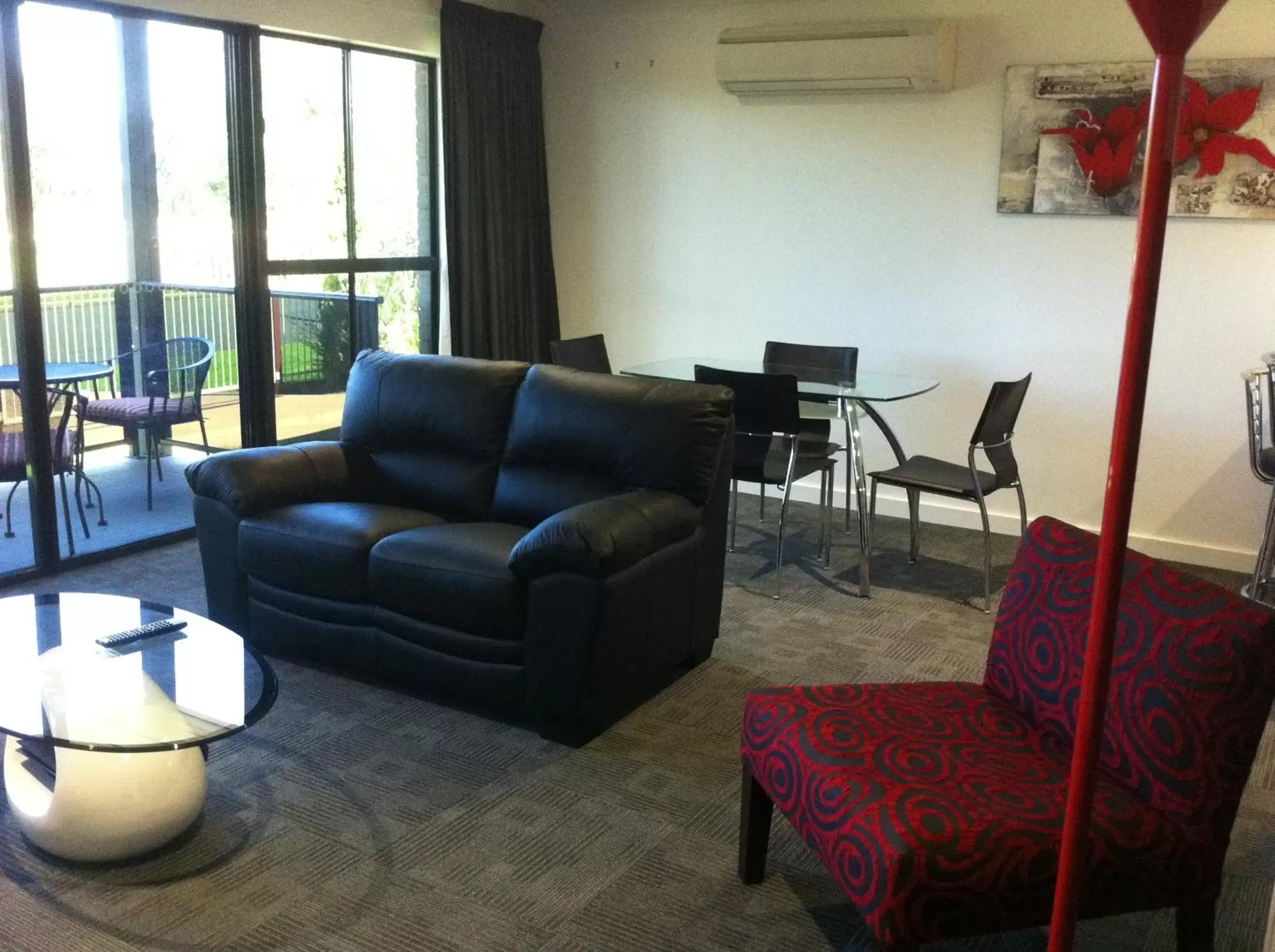 Living room, Seating Area in Cattlemans Country Motor Inn & Serviced Apartments