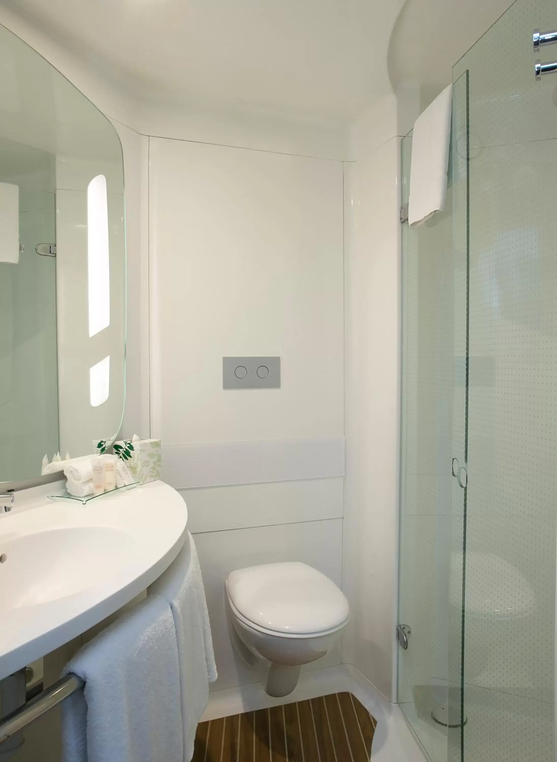 Shower, Bathroom in Ibis Sydney Airport Hotel
