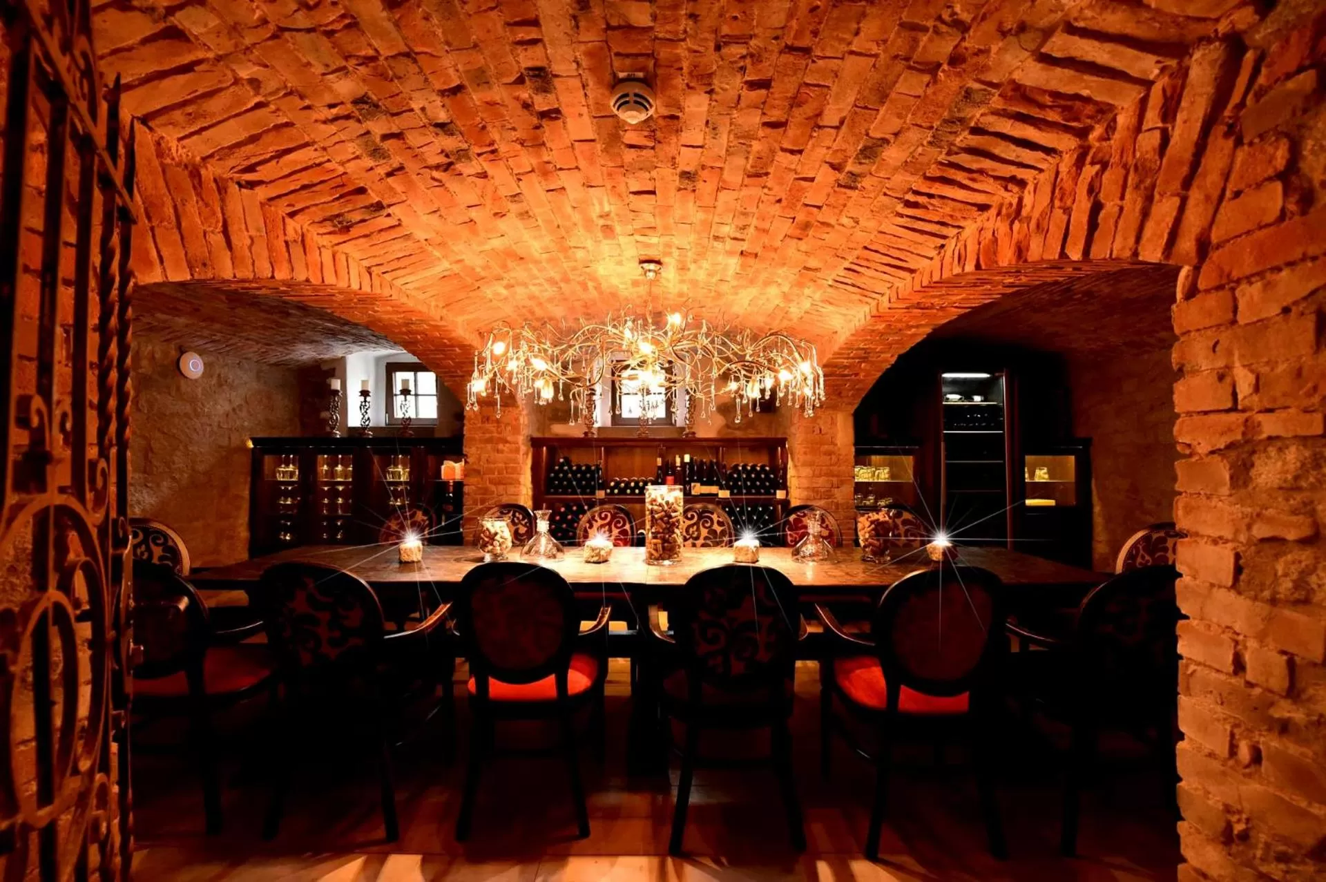 Restaurant/places to eat in MOMENTS Boutique Hotel