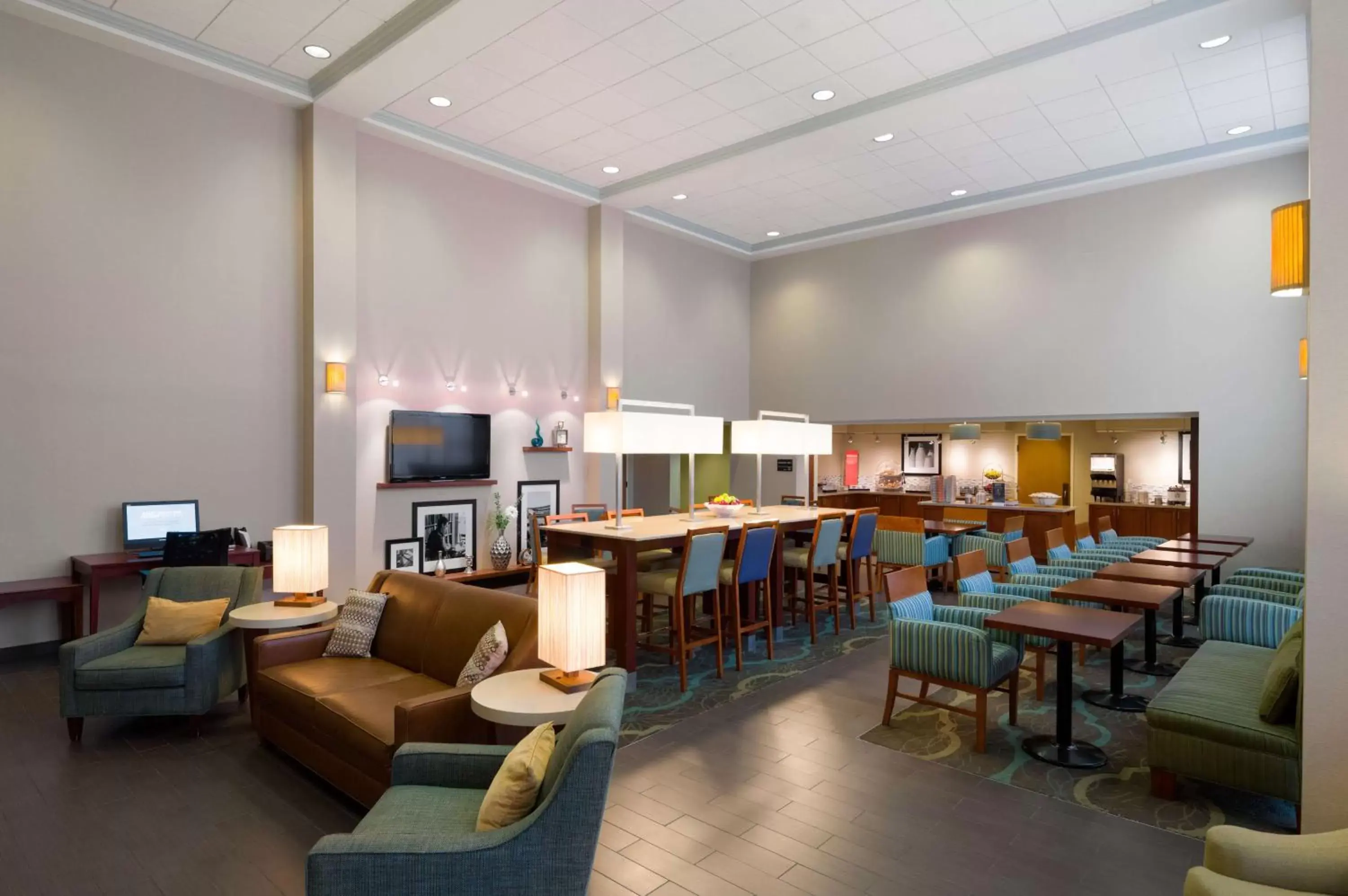 Dining area, Restaurant/Places to Eat in Hampton Inn & Suites State College at Williamsburg Square