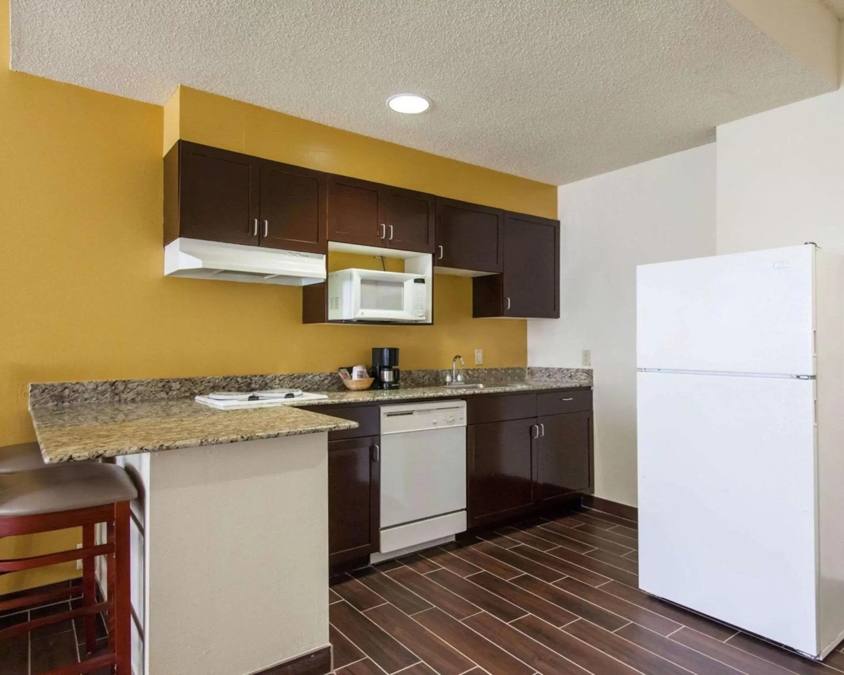 Photo of the whole room, Kitchen/Kitchenette in Comfort Suites Central / I-44