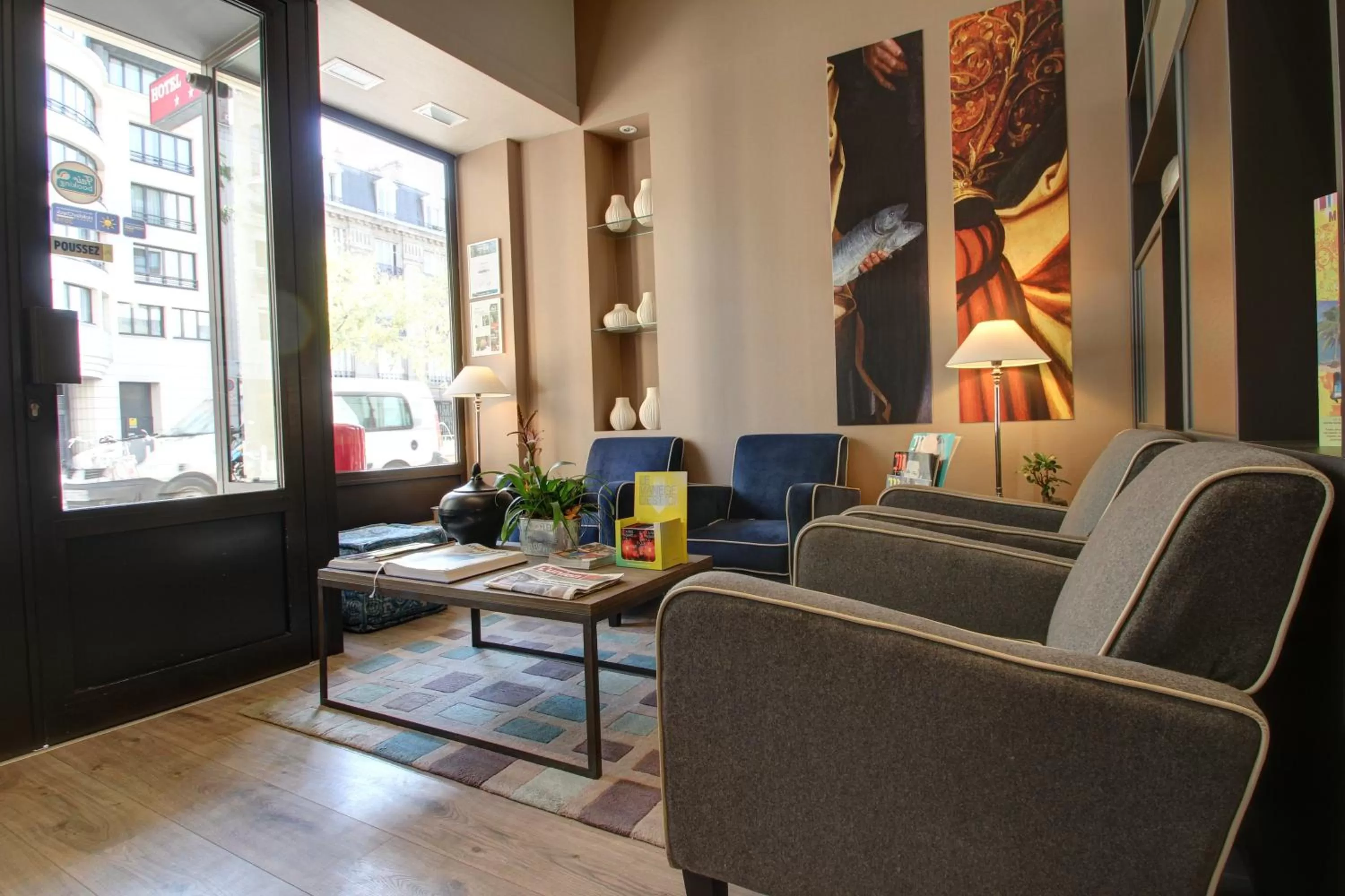 Communal lounge/ TV room in Hôtel Cecyl Reims Centre