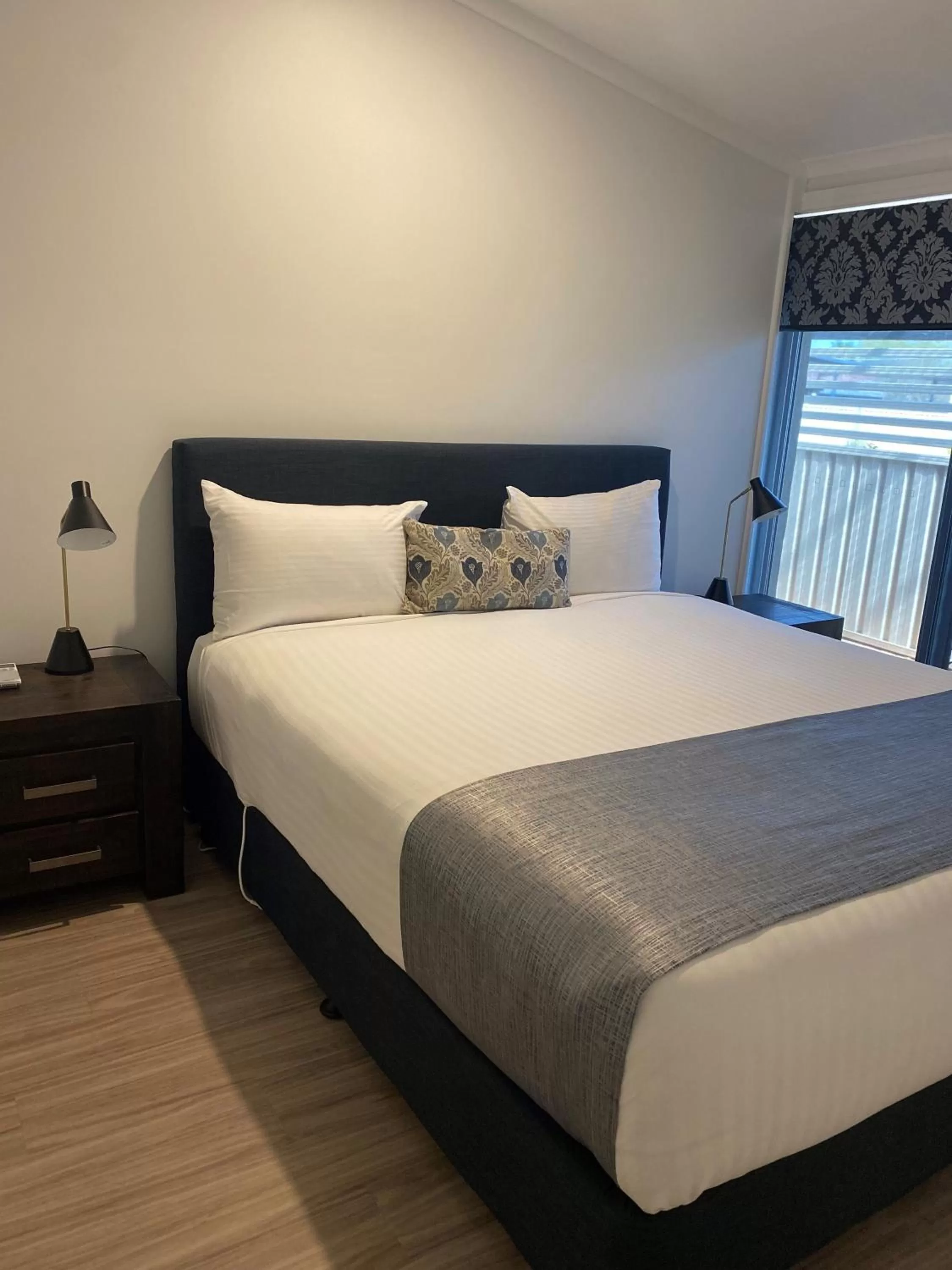 Bedroom, Bed in New England Motor Lodge