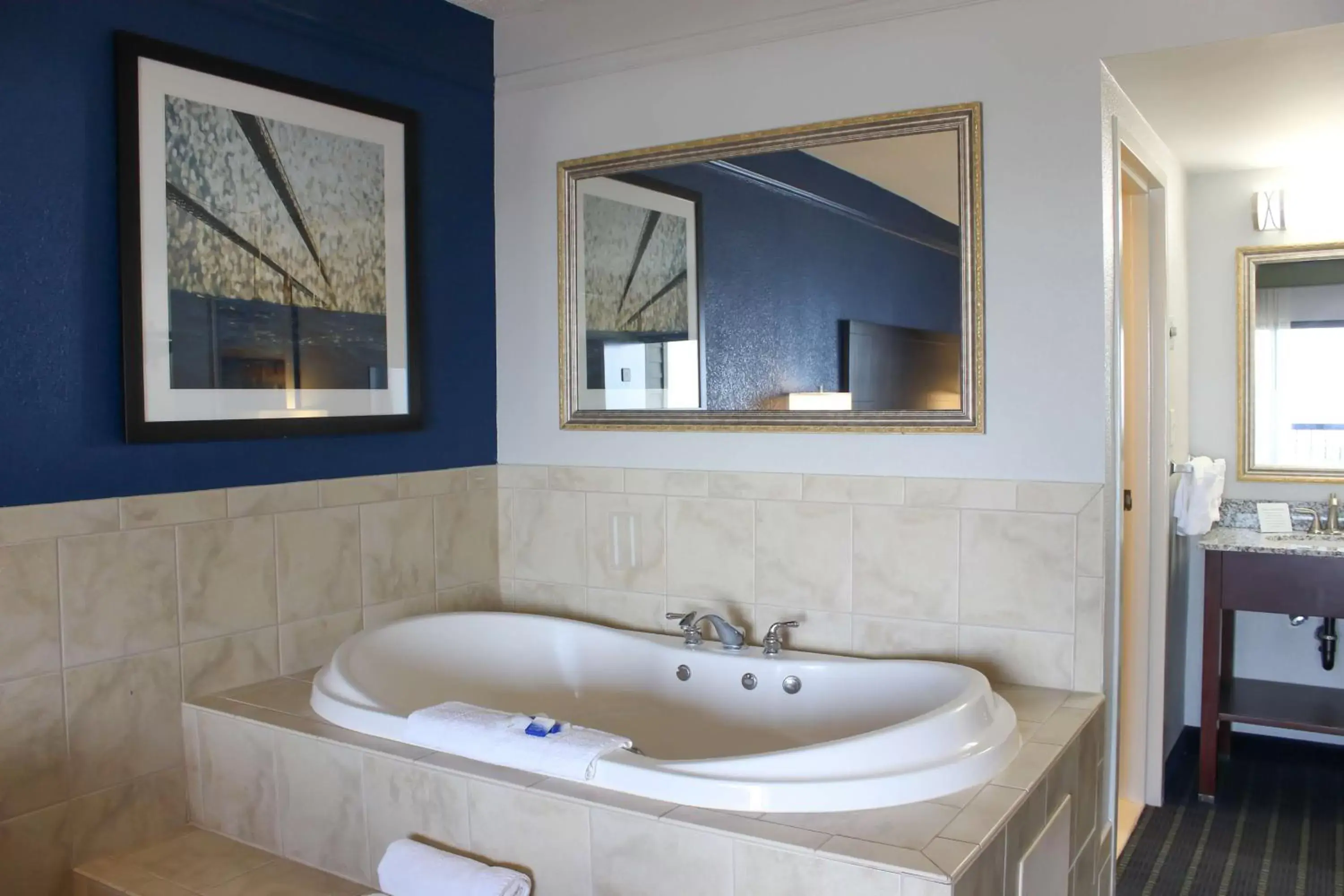 Photo of the whole room, Bathroom in Best Western Kent Narrows Inn