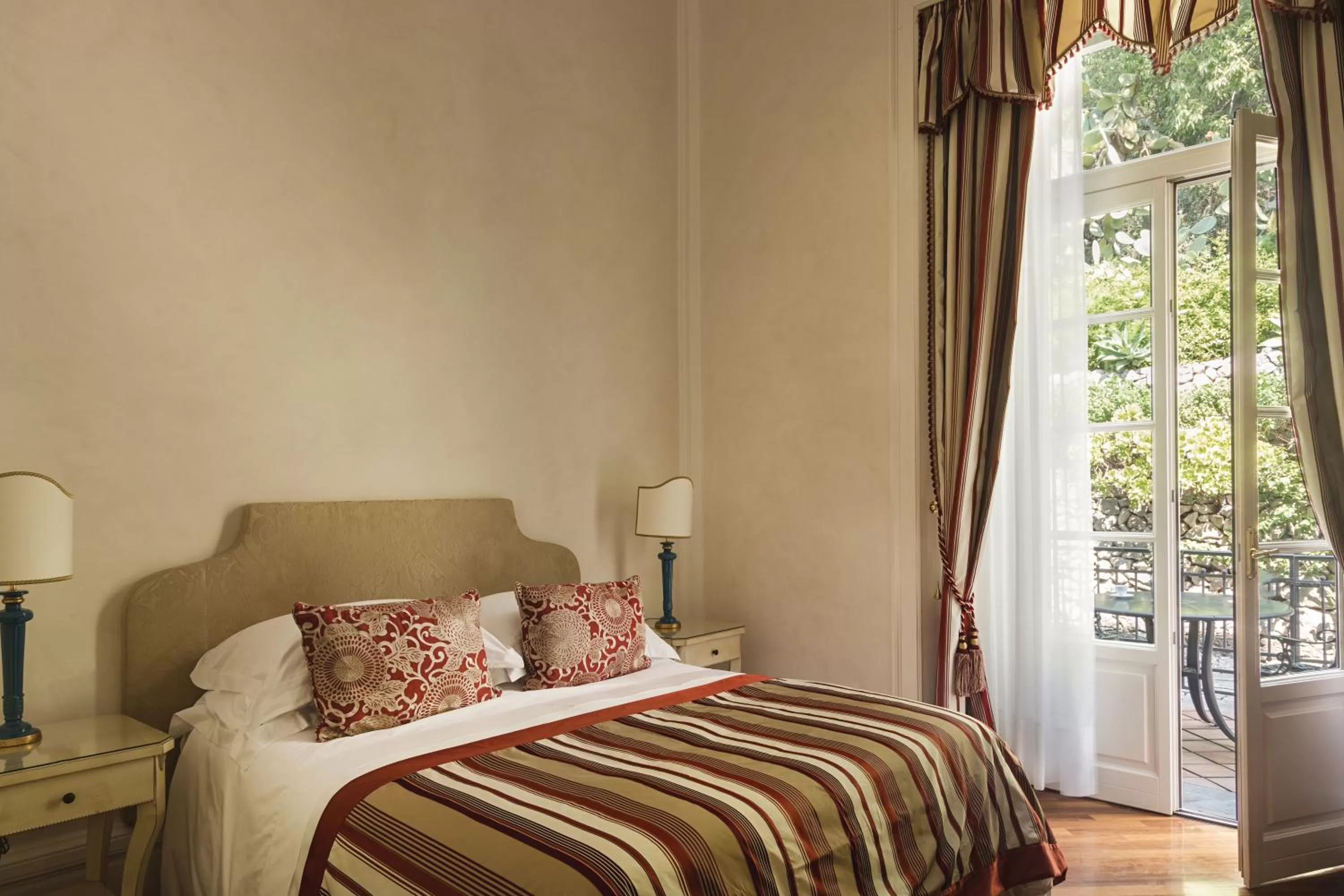 Bedroom, Bed in Grand Hotel Timeo, A Belmond Hotel, Taormina