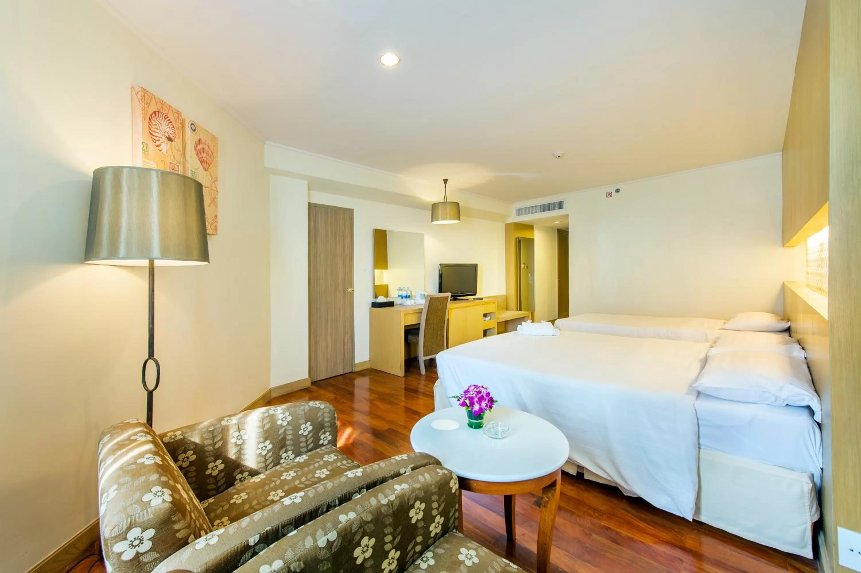 Photo of the whole room, Bed in Jomtien Palm Beach Hotel and Resort