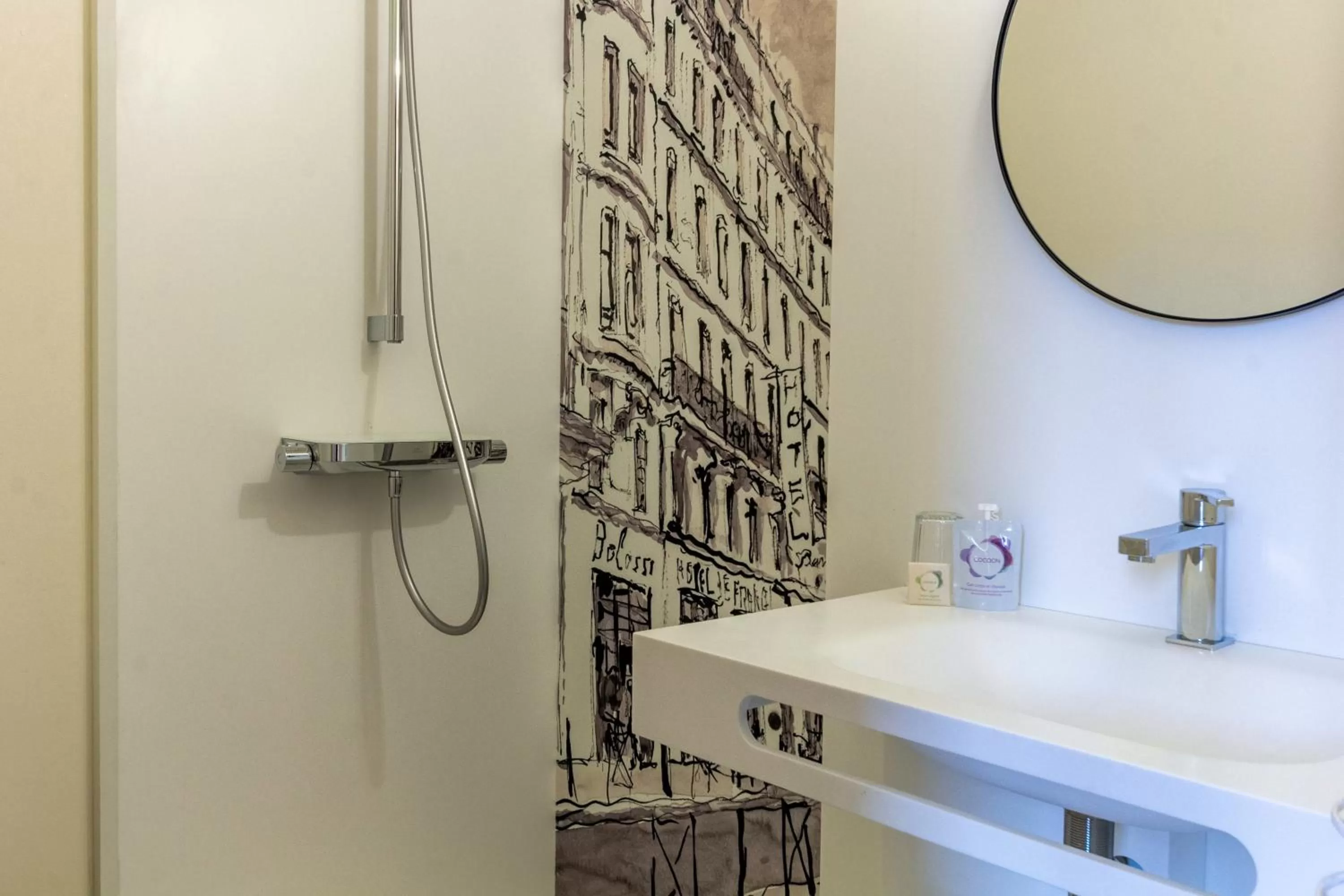 Shower in Hôtel de France