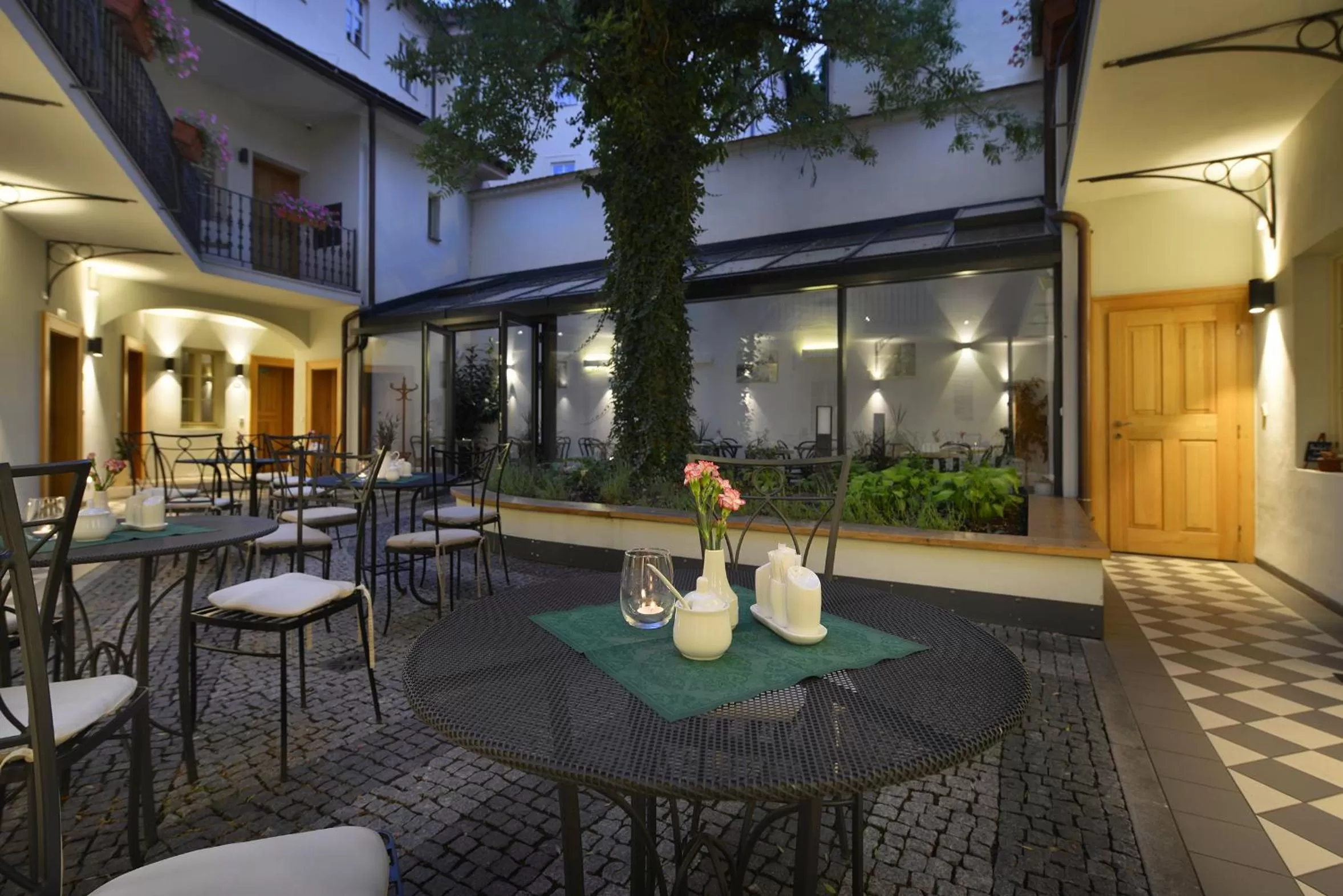 Breakfast in Hotel At the White Lily