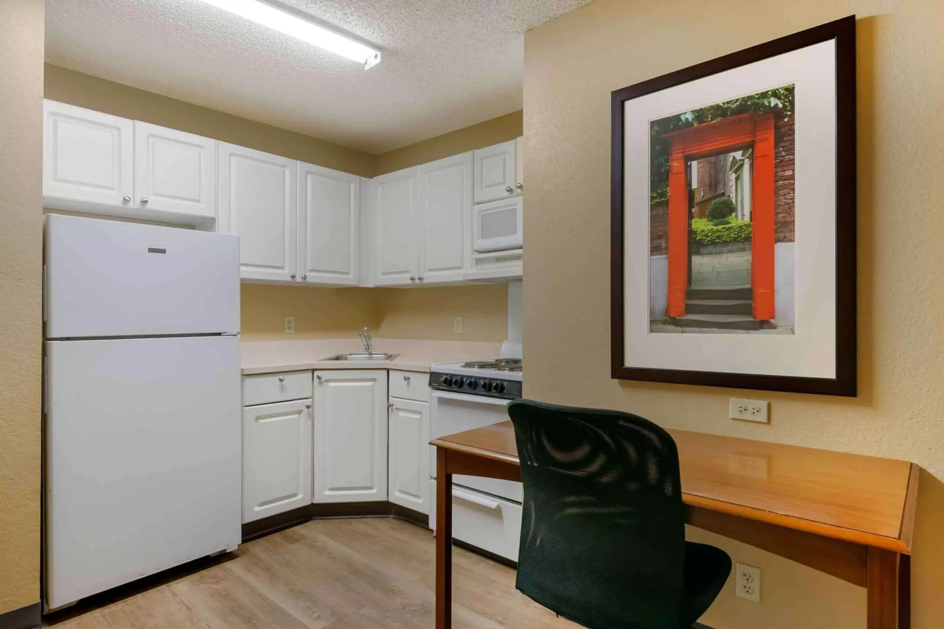 Bedroom, Kitchen/Kitchenette in Extended Stay America Suites - Orlando - Convention Center - 6443 Westwood