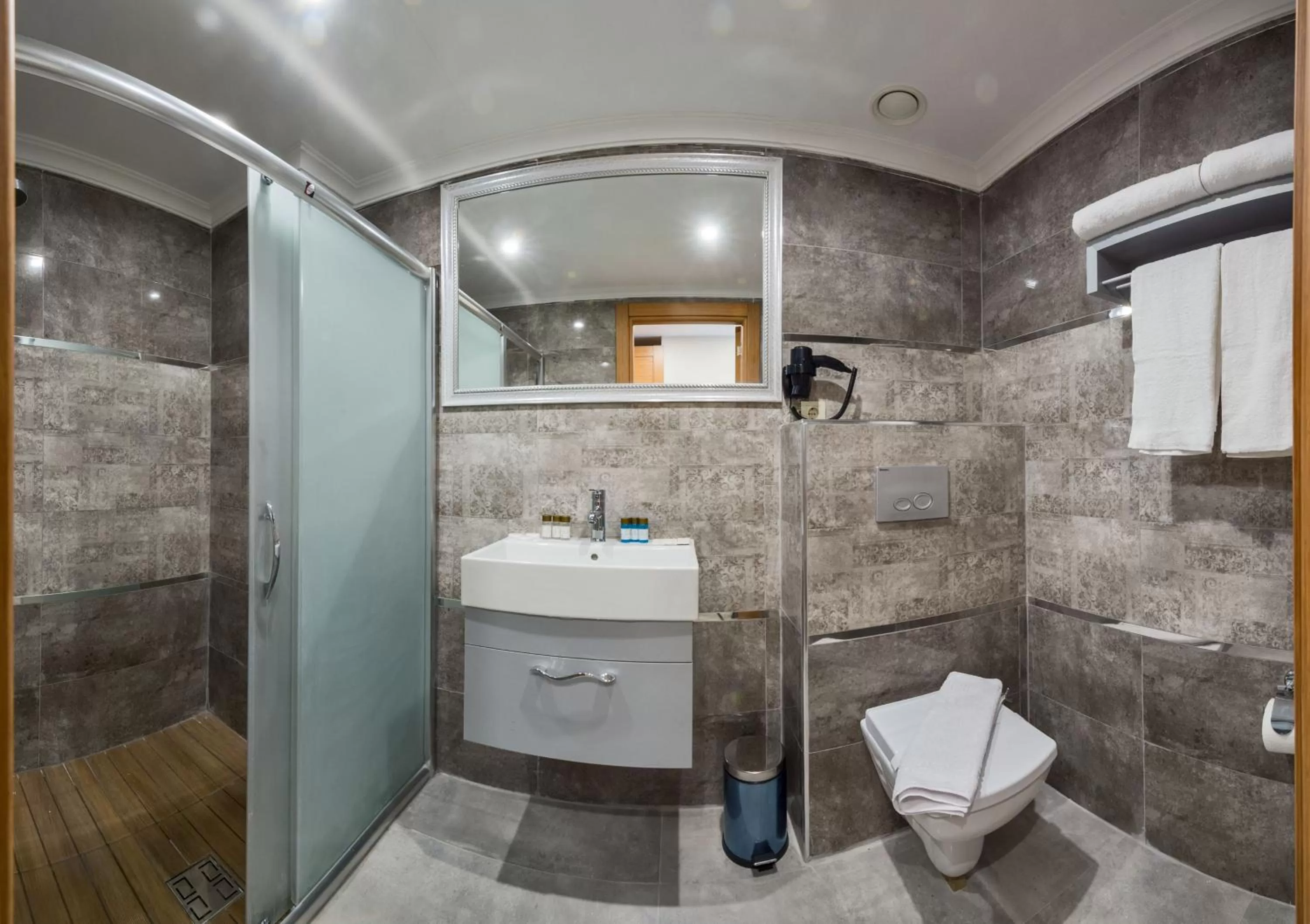 Shower in Grand Palace Hotel