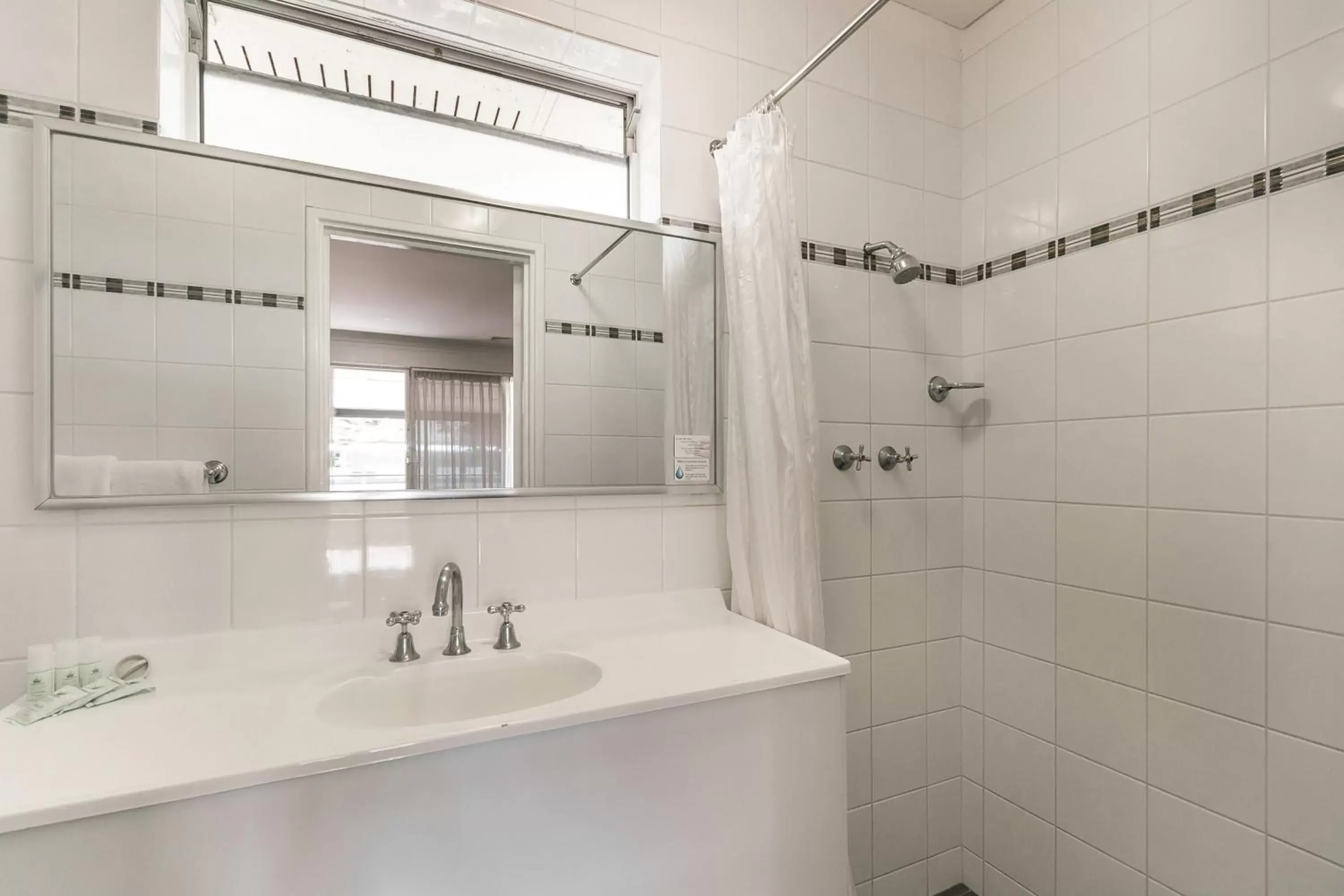 Shower, Bathroom in Flag Motor Lodge