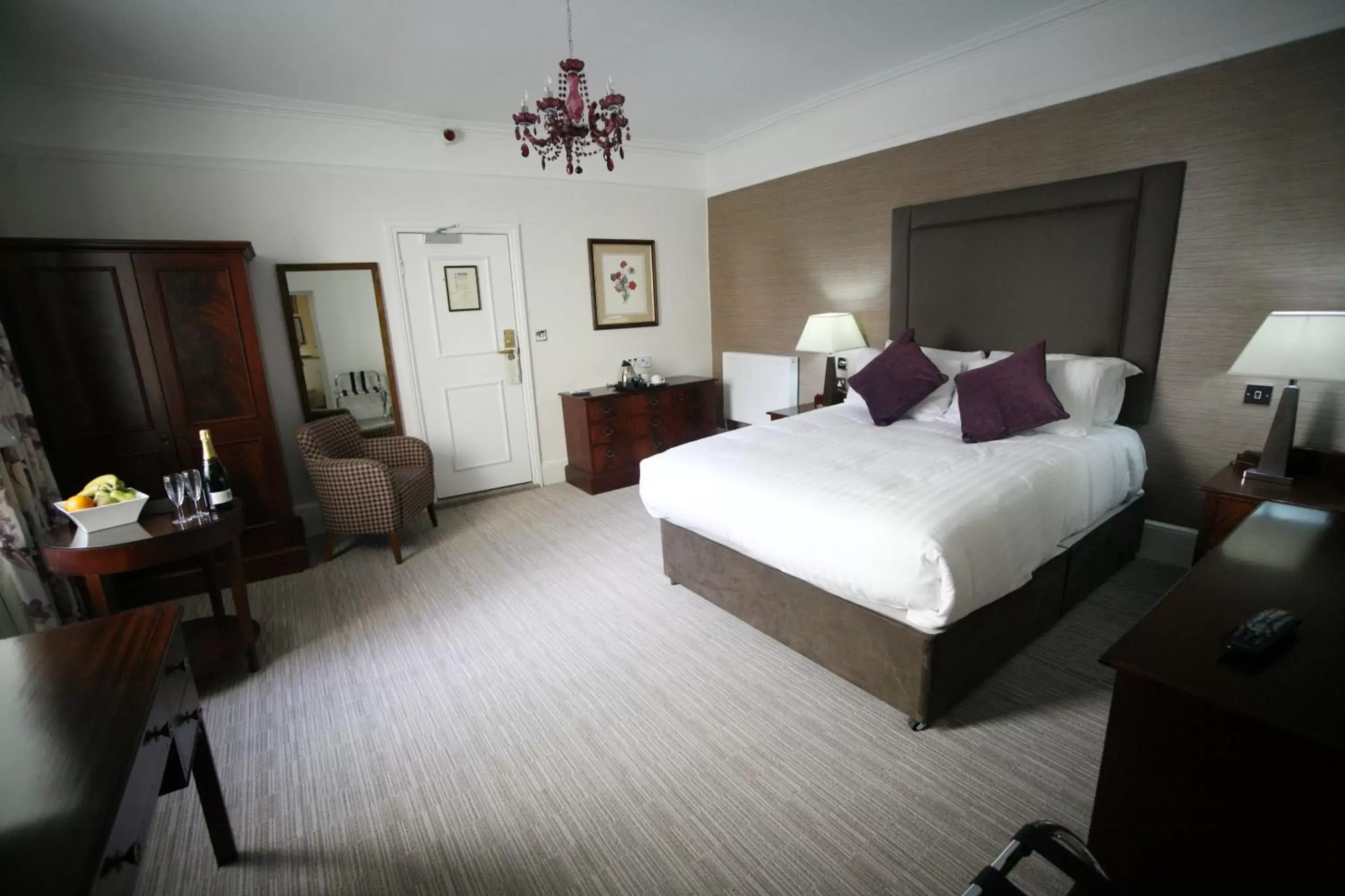 Photo of the whole room, Bed in Winchester Royal Hotel