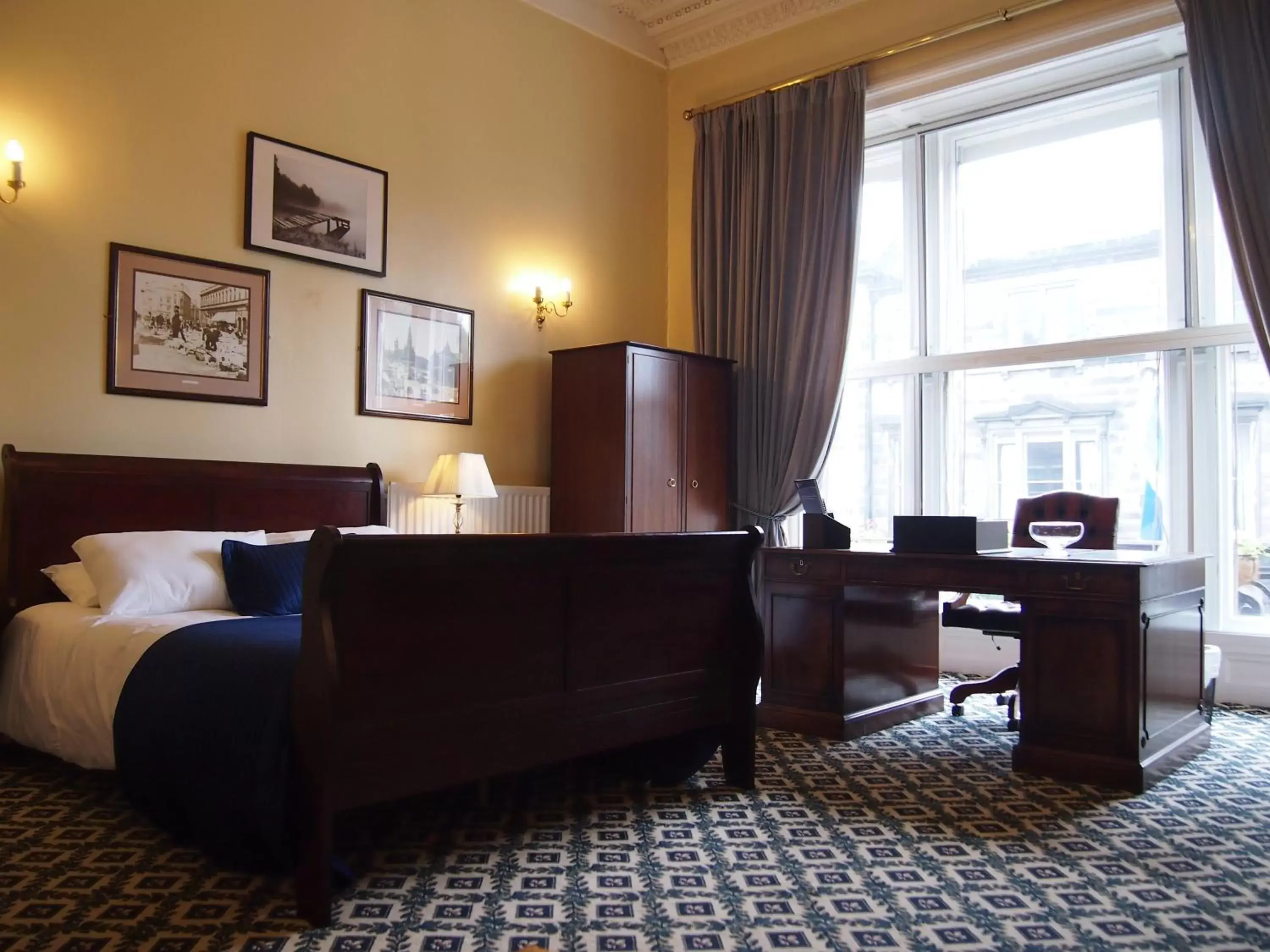 Bed, Seating Area in Thistle Hotel