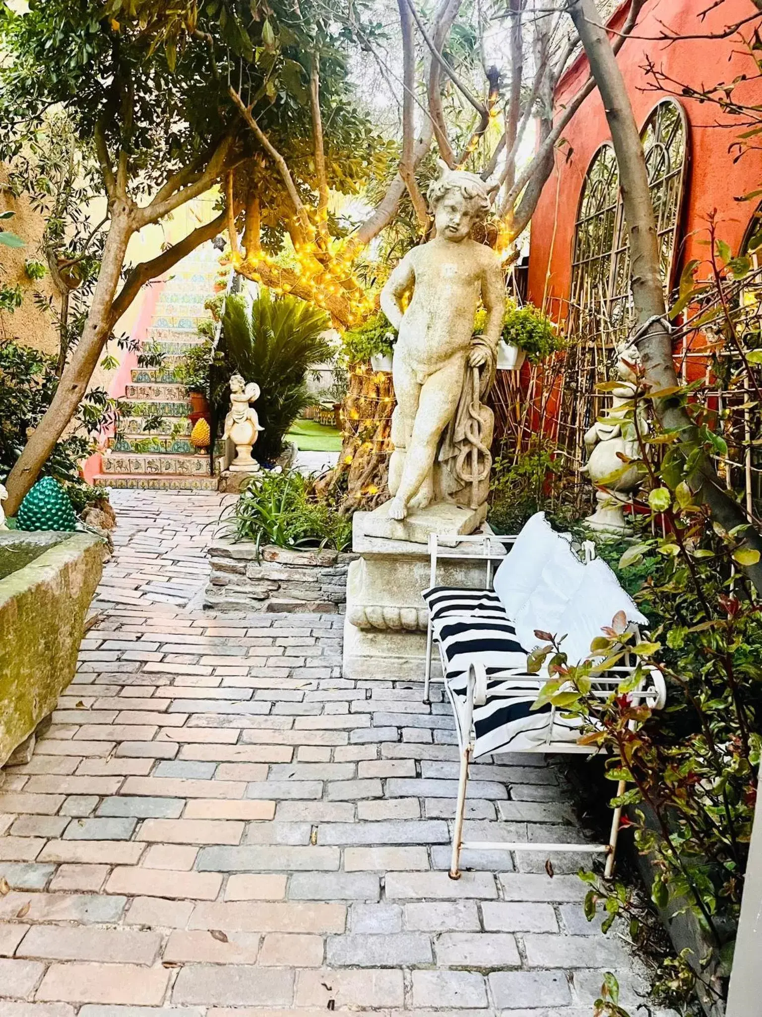 Patio in Luxe et sérénité au cœur de Saint-Tropez Suites spacieuses avec jardin enchanteur La Bravade