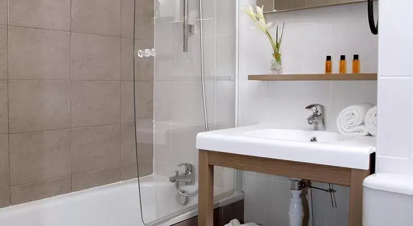 Bathroom in Terres de France - Appart'Hotel Quimper Bretagne