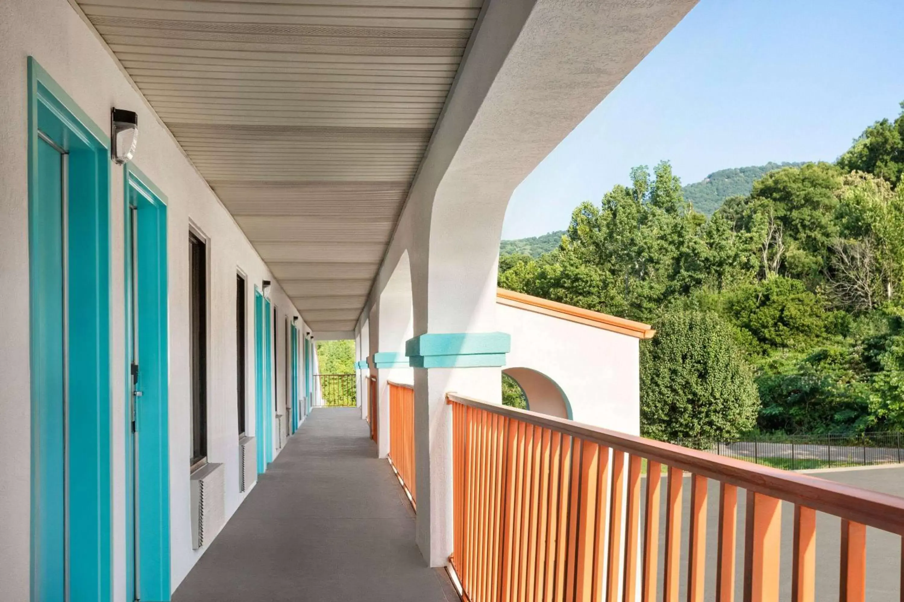 Property building, Balcony/Terrace in Howard Johnson by Wyndham Chattanooga Lookout Mountain