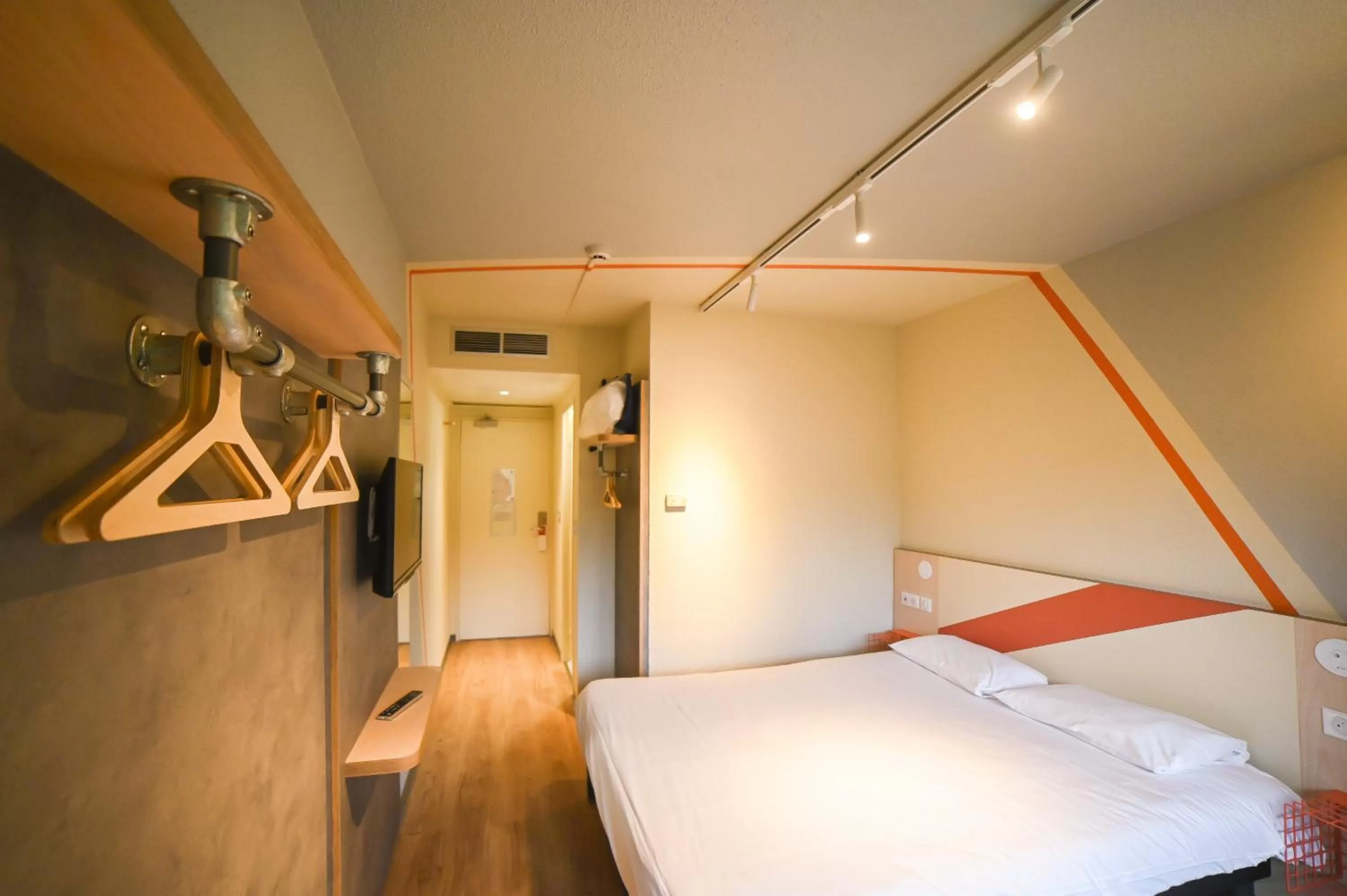 Bedroom, Bed in ibis budget Site du Futuroscope