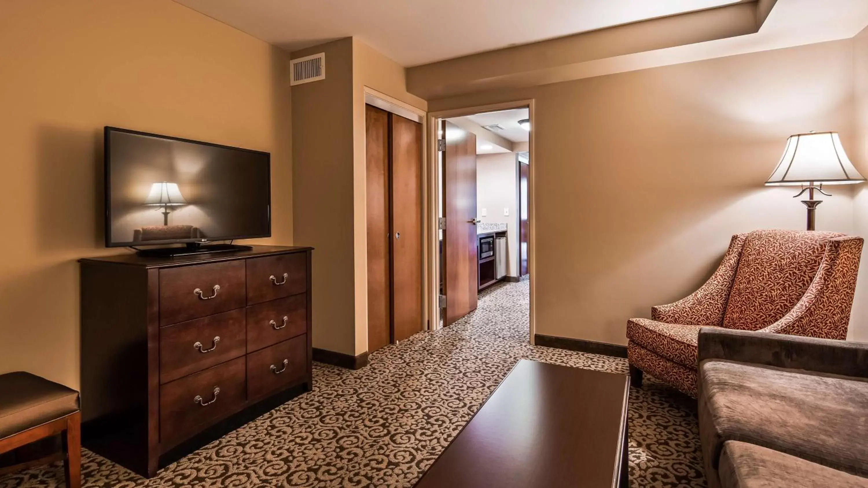 Photo of the whole room, TV/Entertainment Center in Best Western Plus Intercourse Village Inn