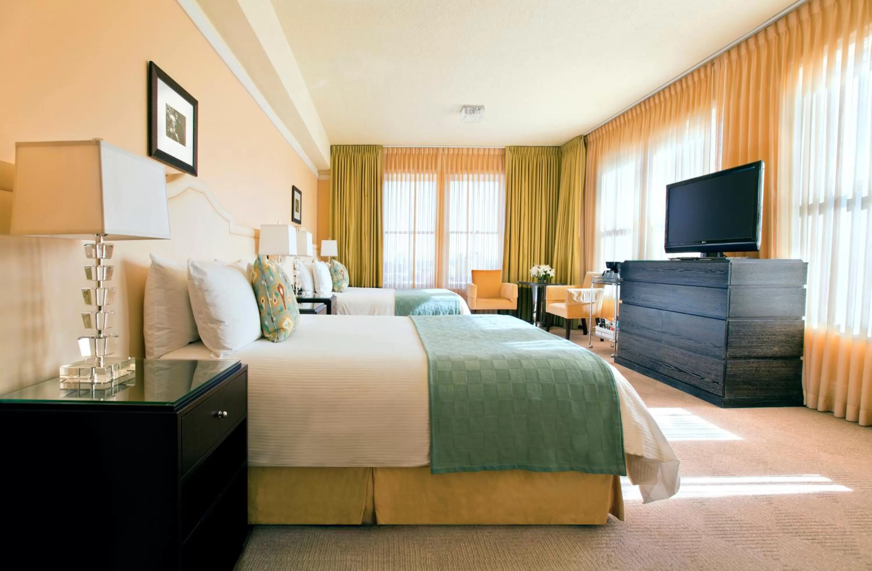 Photo of the whole room, Bed in Hotel DeLuxe