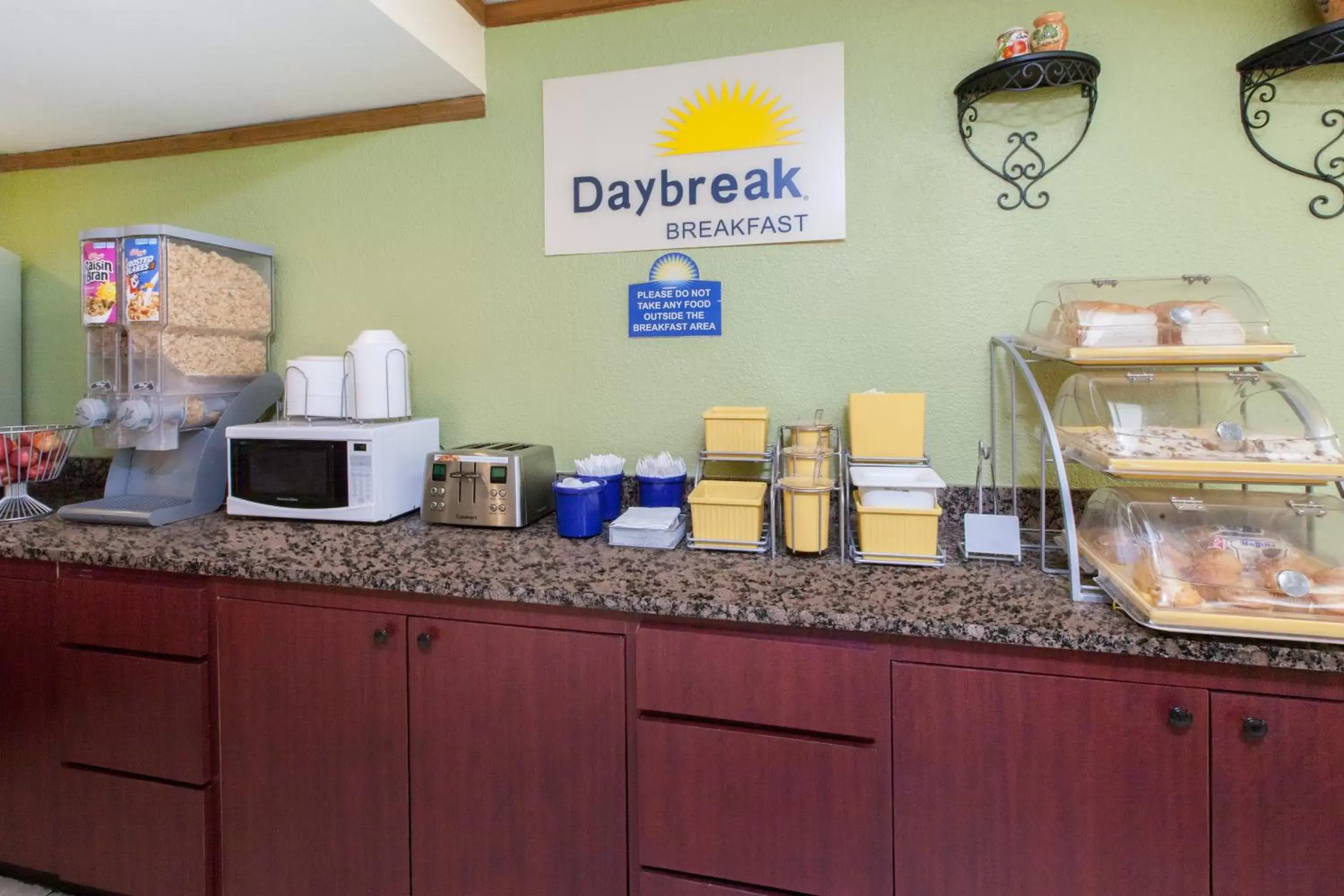 Restaurant/places to eat, Coffee/Tea Facilities in Days Inn & Suites by Wyndham Madison Heights MI