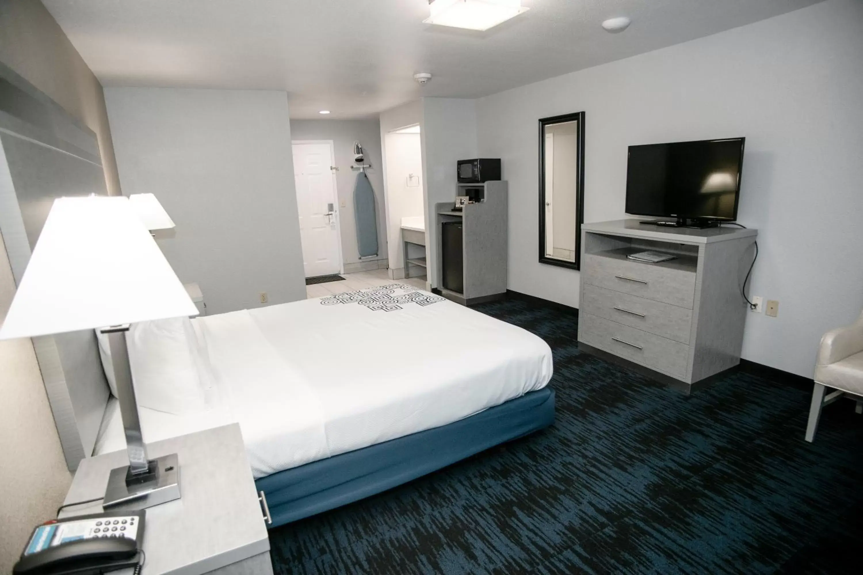 Bedroom, Bed in Anchor Beach Inn