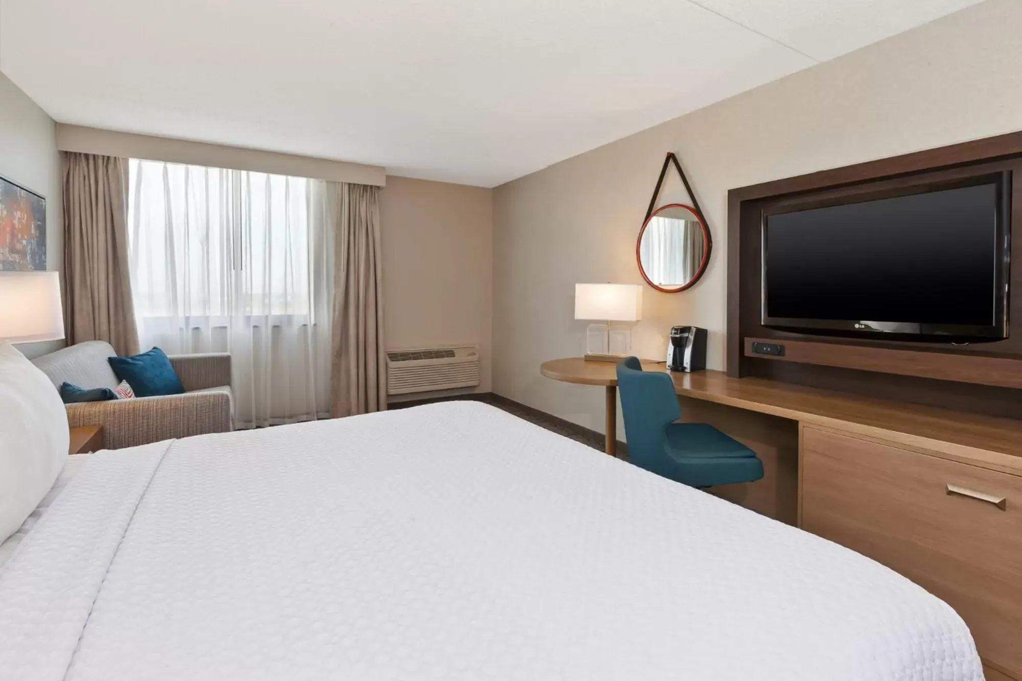 Bedroom, Bed in Crowne Plaza Columbus North - Worthington, an IHG Hotel