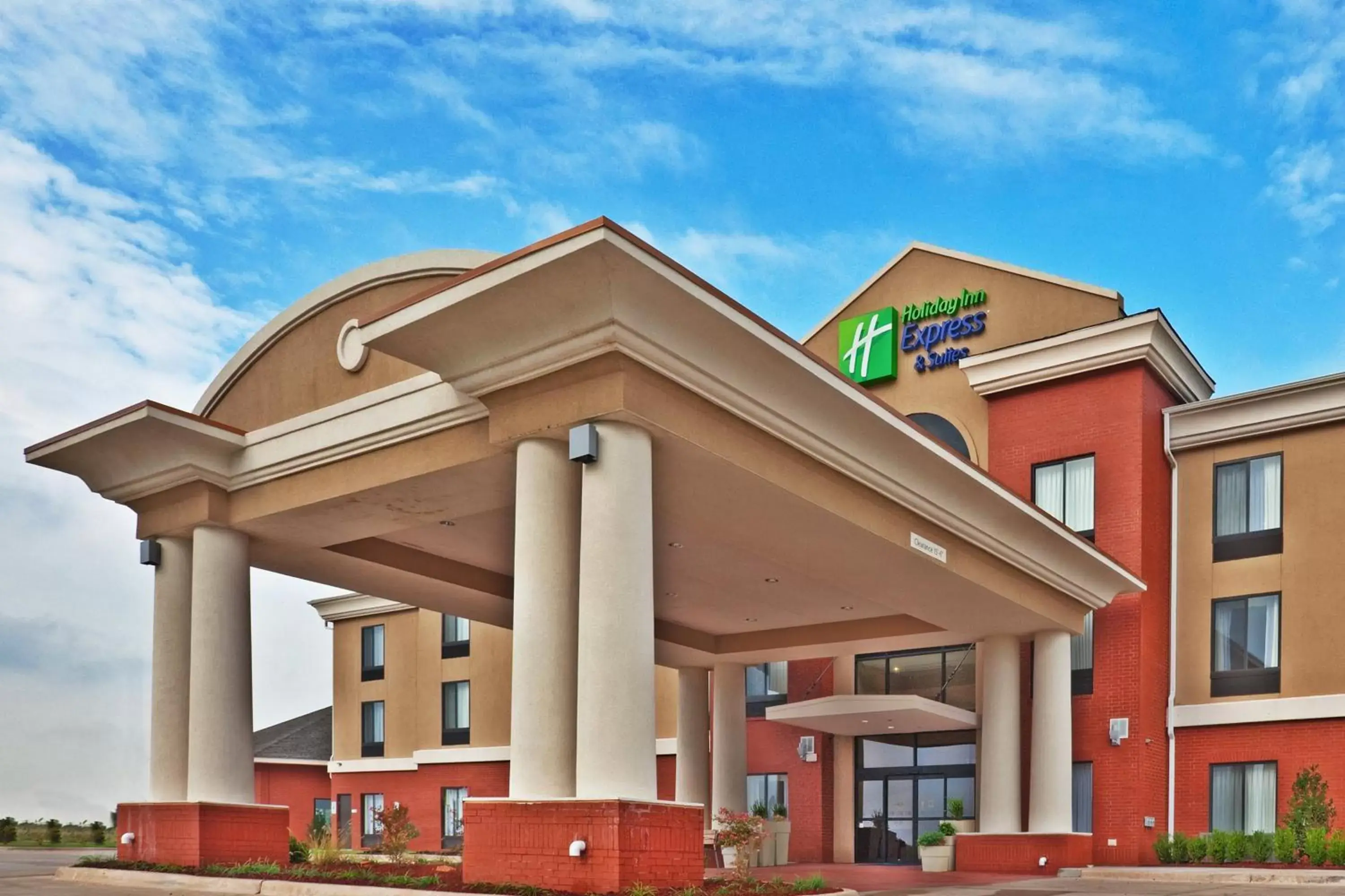 Property Building in Holiday Inn Express & Suites Perry, an IHG Hotel