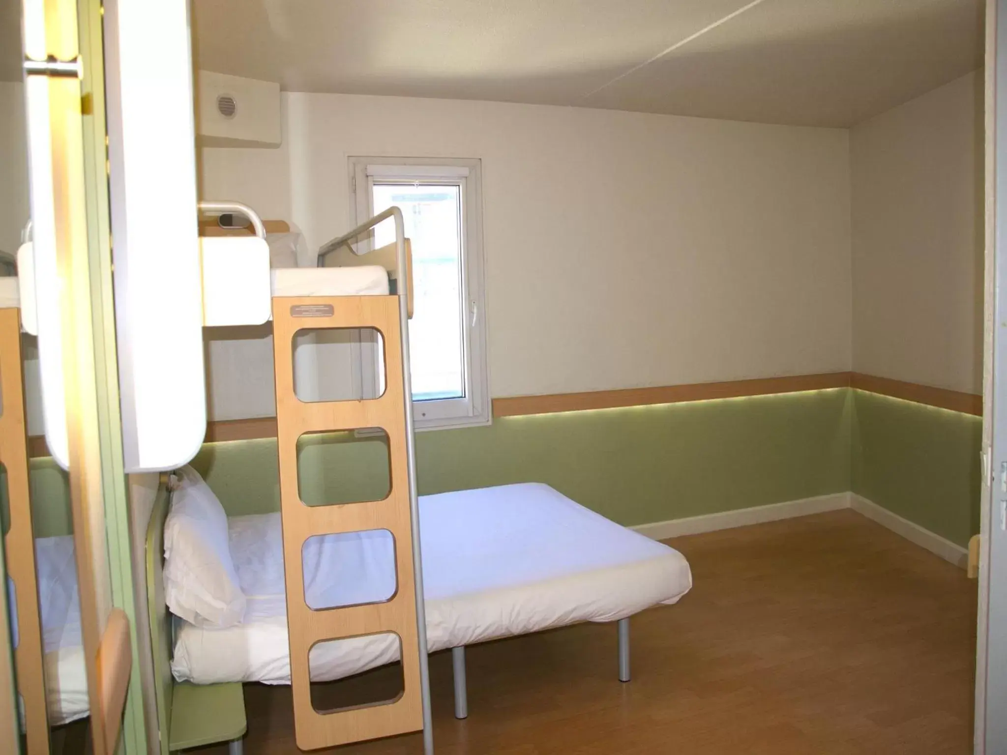 Photo of the whole room, Bunk Bed in Ibis Budget Toulon Centre