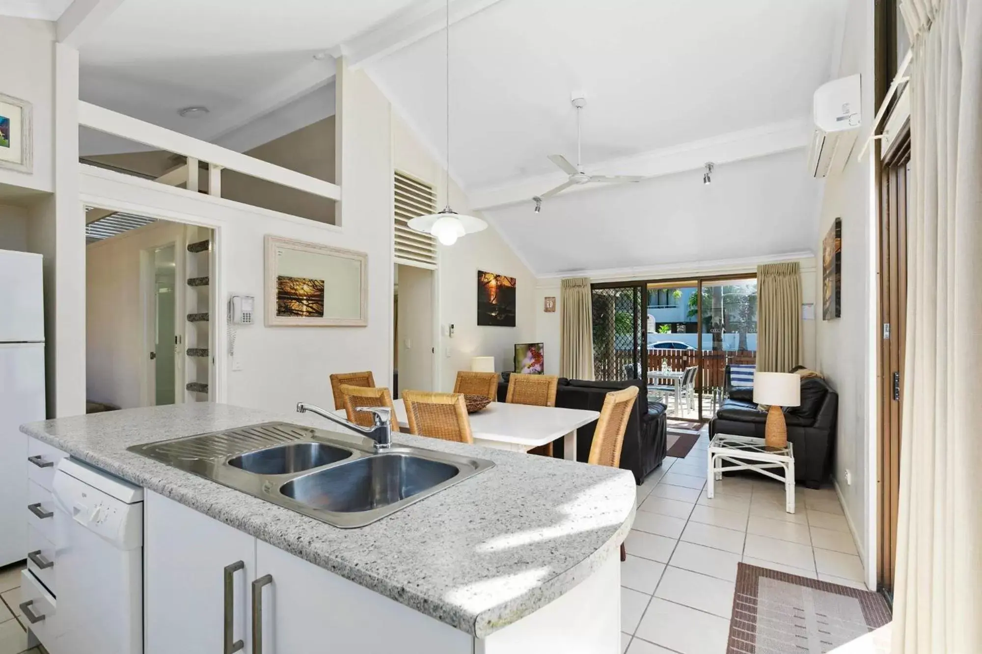 Kitchen/Kitchenette in Wolngarin Holiday Resort Noosa