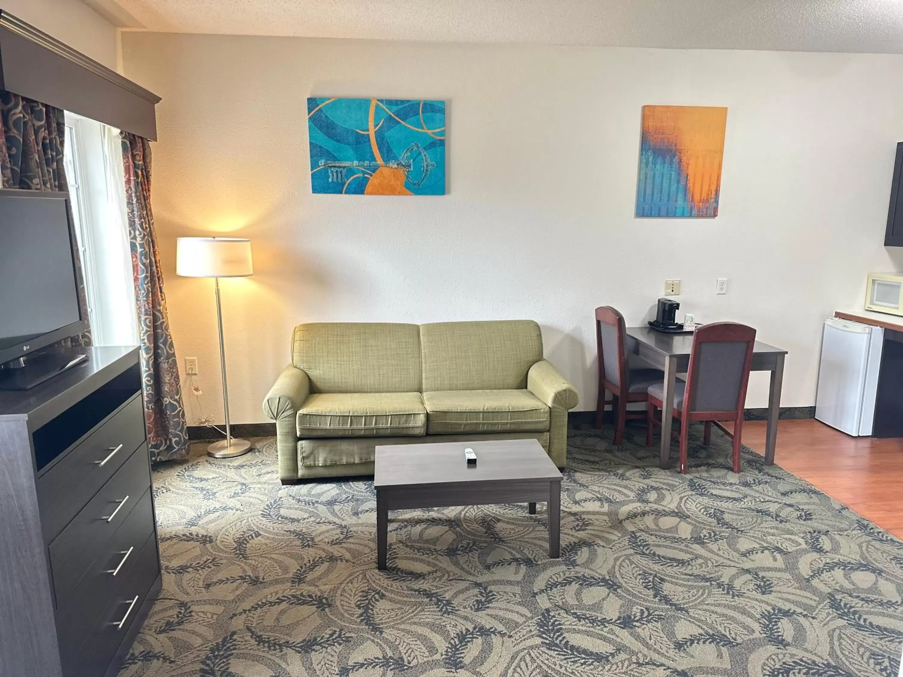 Living room, Seating Area in MainStay Suites Madison East