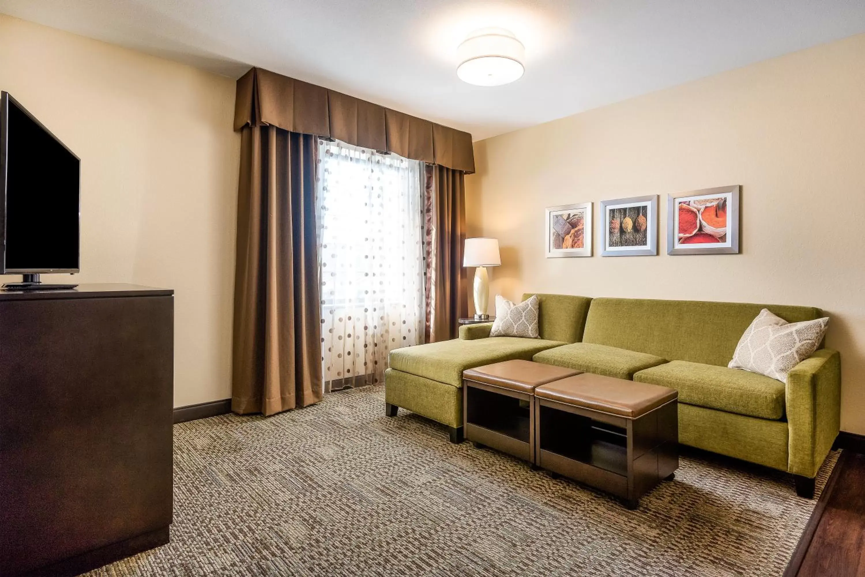 Photo of the whole room, Seating Area in Staybridge Suites Eau Claire - Altoona, an IHG Hotel