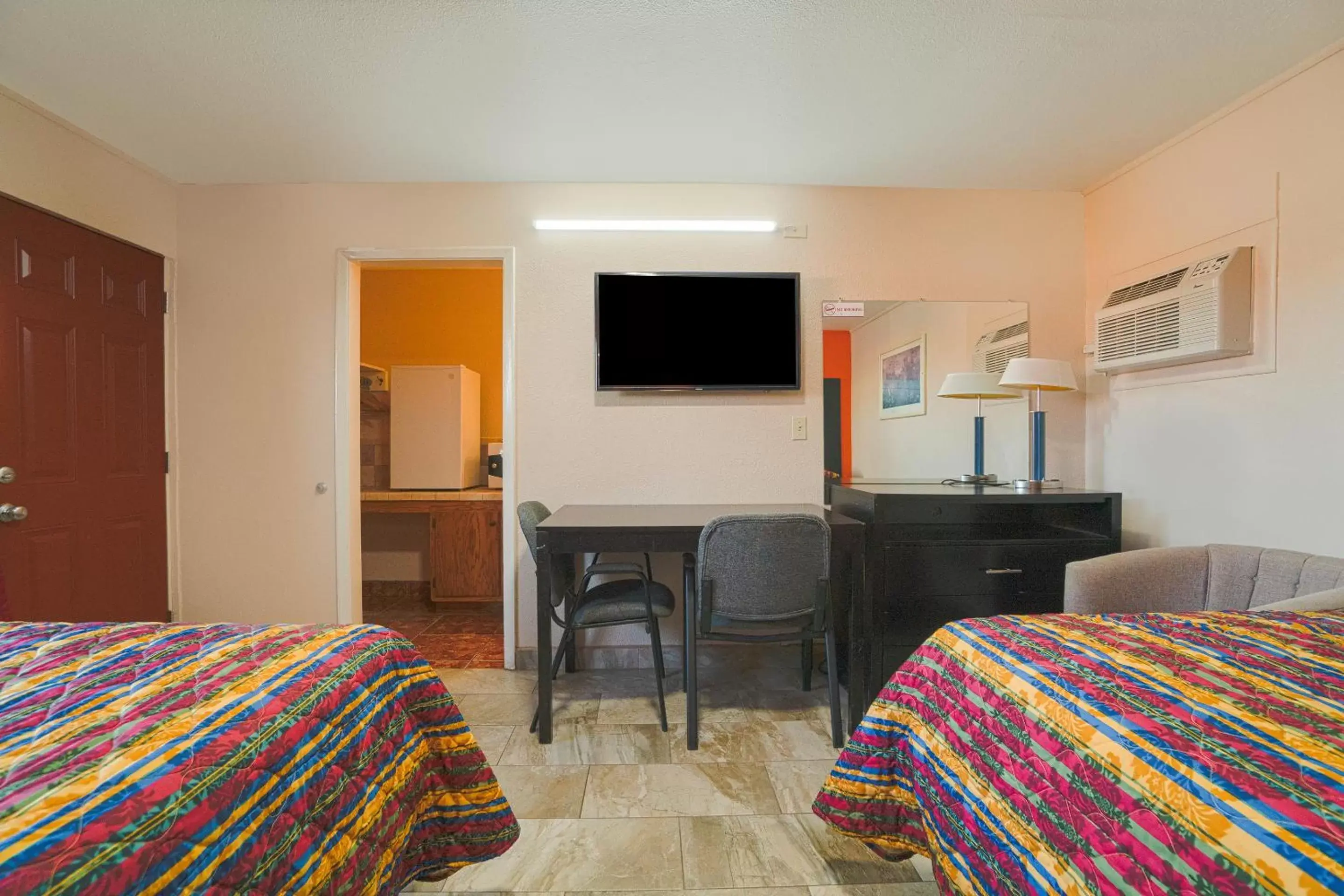 Bedroom, TV/Entertainment Center in Vali Ho Motel By OYO Weslaco Mercedes