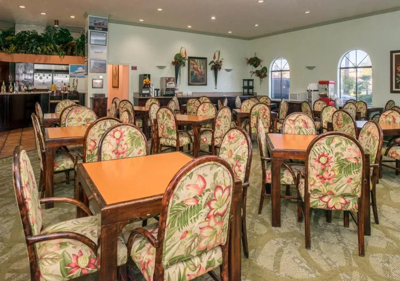 Lounge or bar, Restaurant/Places to Eat in La Fuente Inn & Suites