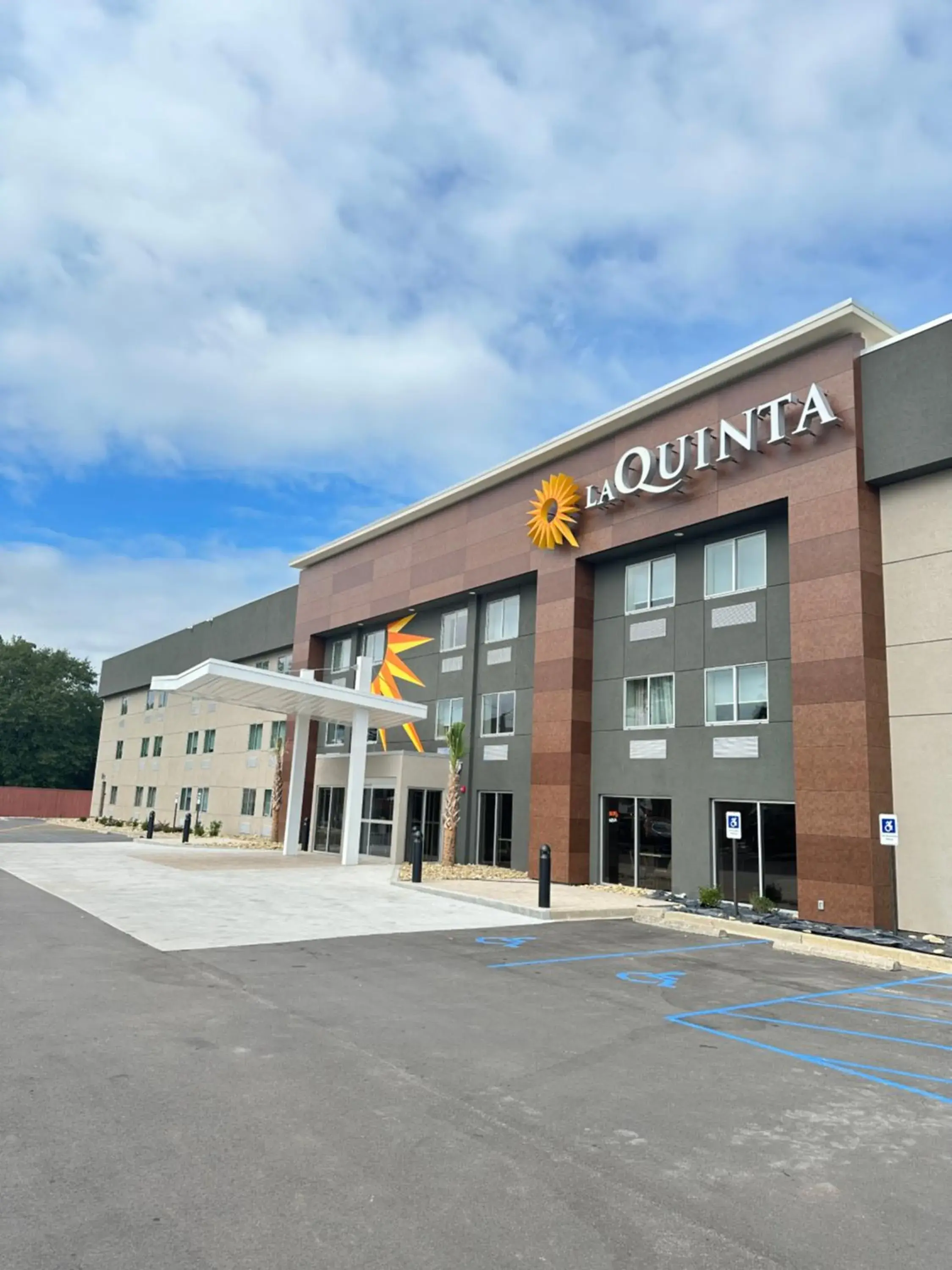 Property Building in La Quinta Inn By Wyndham Columbia NE / Fort Jackson