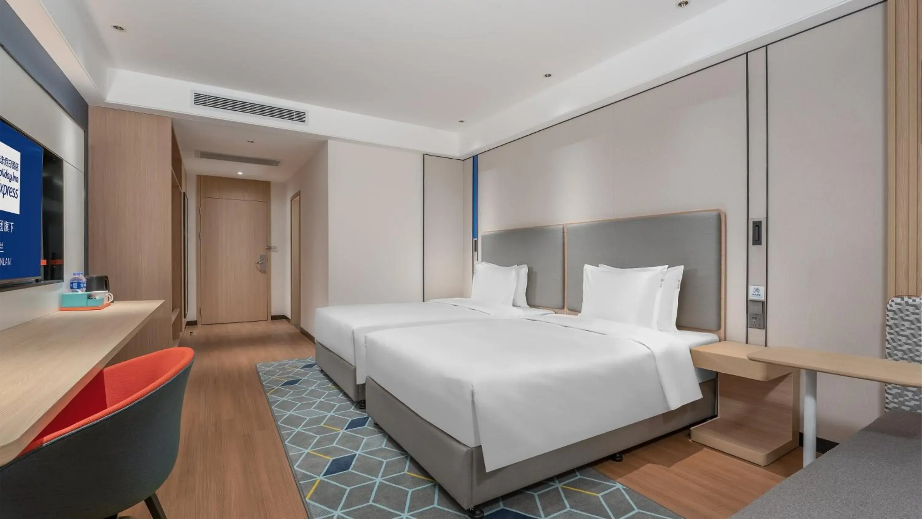 Photo of the whole room, Bed in Holiday Inn Express Lanzhou Jianlan, an IHG Hotel