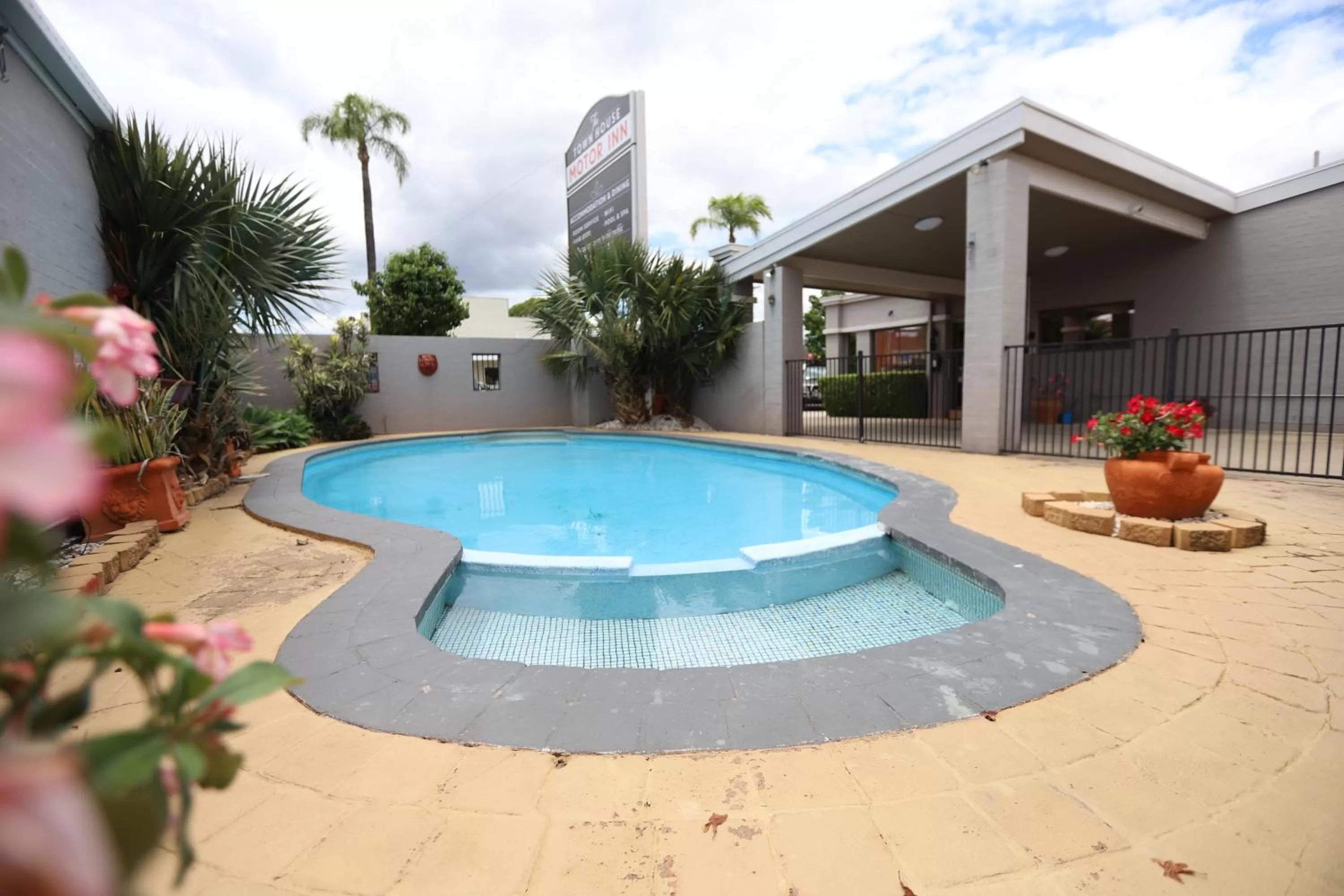 Swimming pool in The Town House Motor Inn